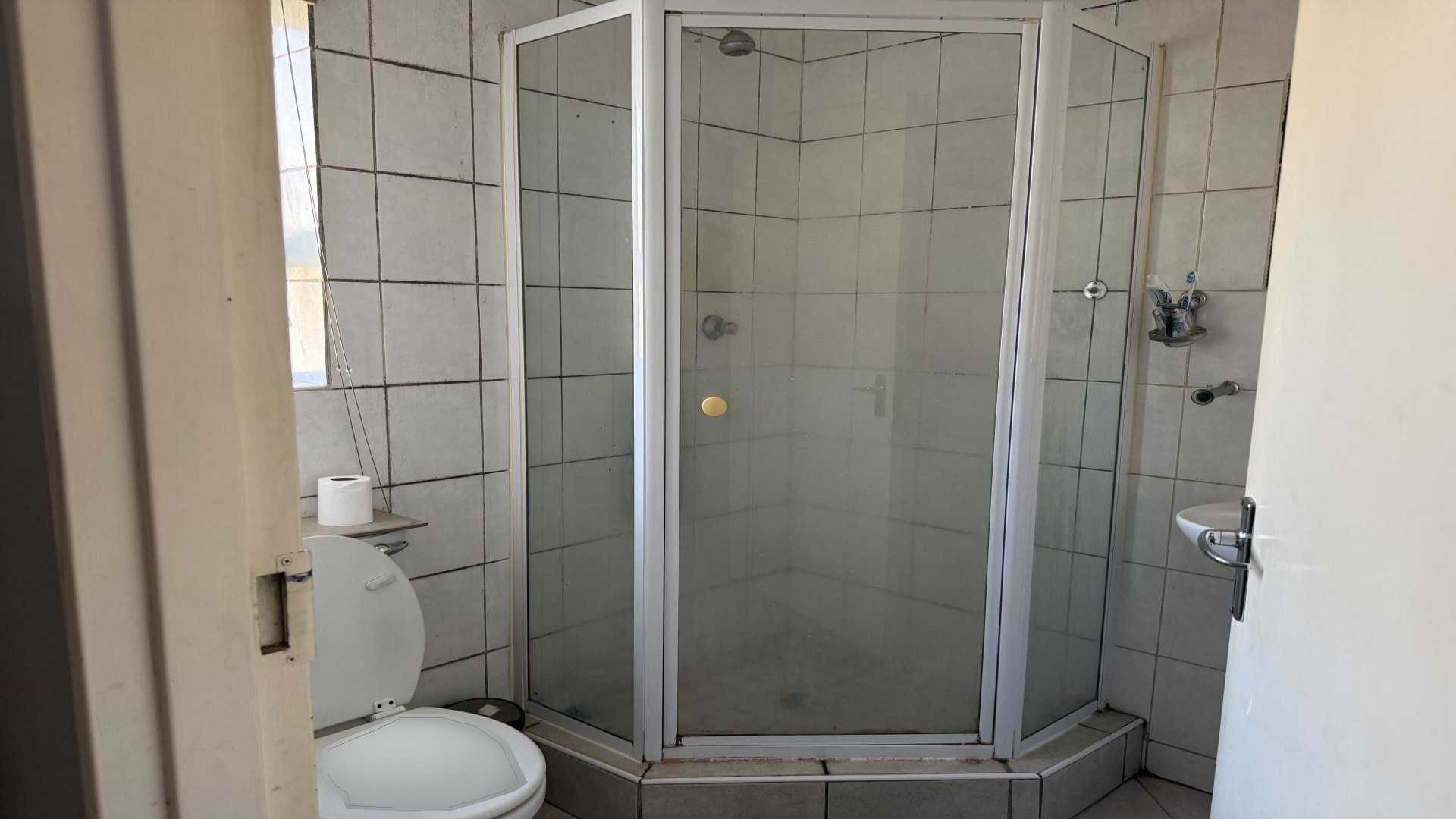 Bathroom 1 of property in Wilgeheuwel 