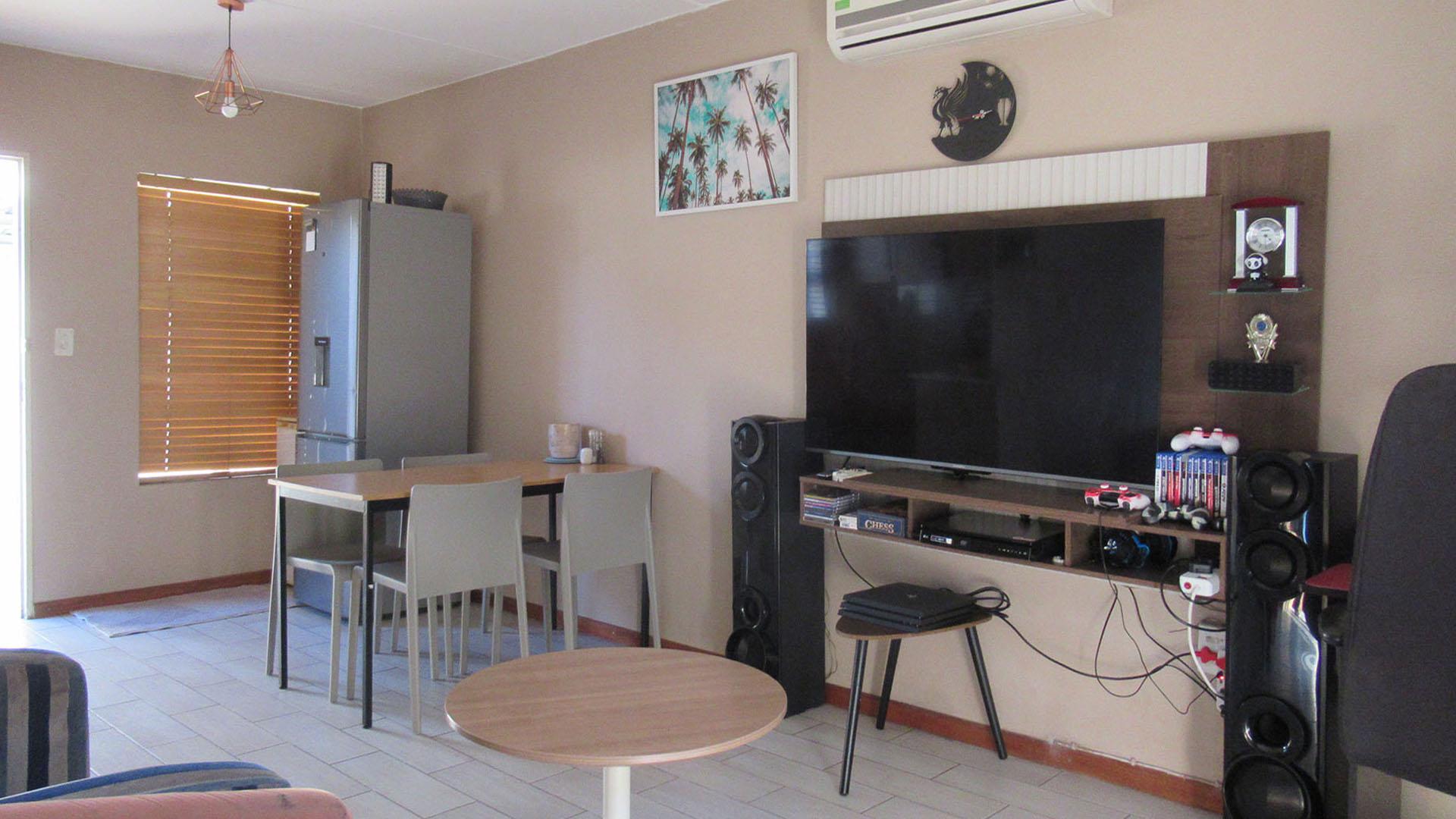 Lounges - 20 square meters of property in Wilgeheuwel 