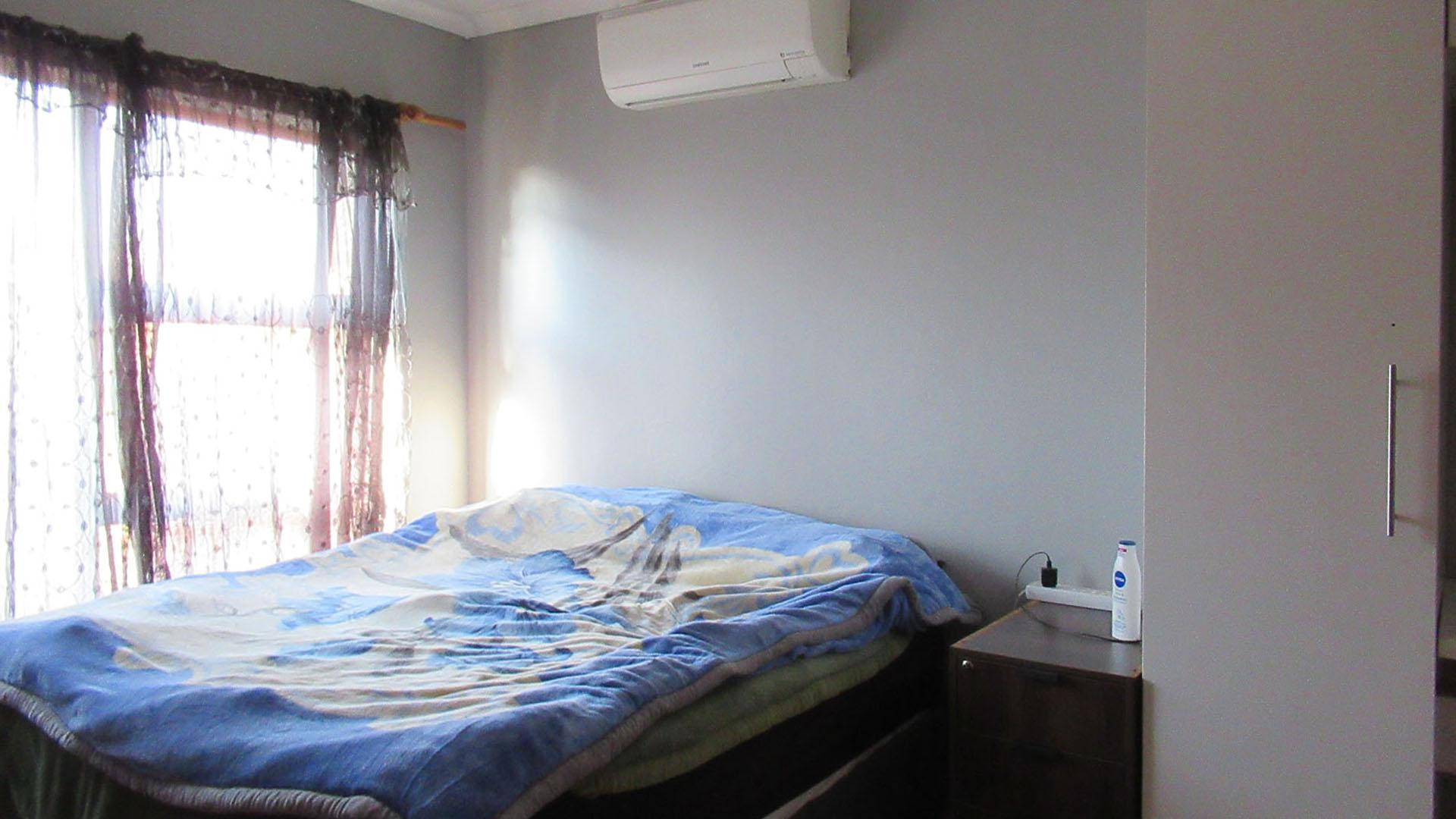 Main Bedroom - 17 square meters of property in Wilgeheuwel 