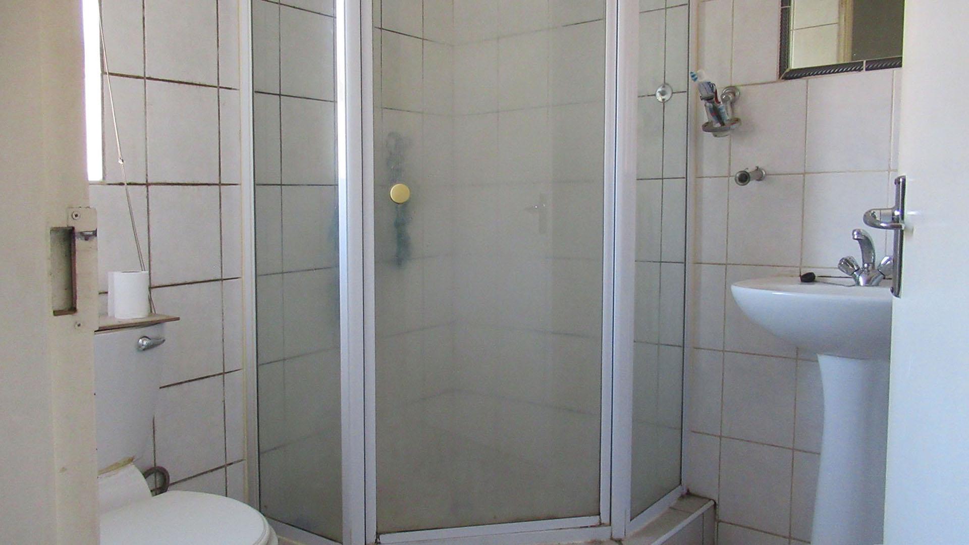 Main Bathroom - 4 square meters of property in Wilgeheuwel 