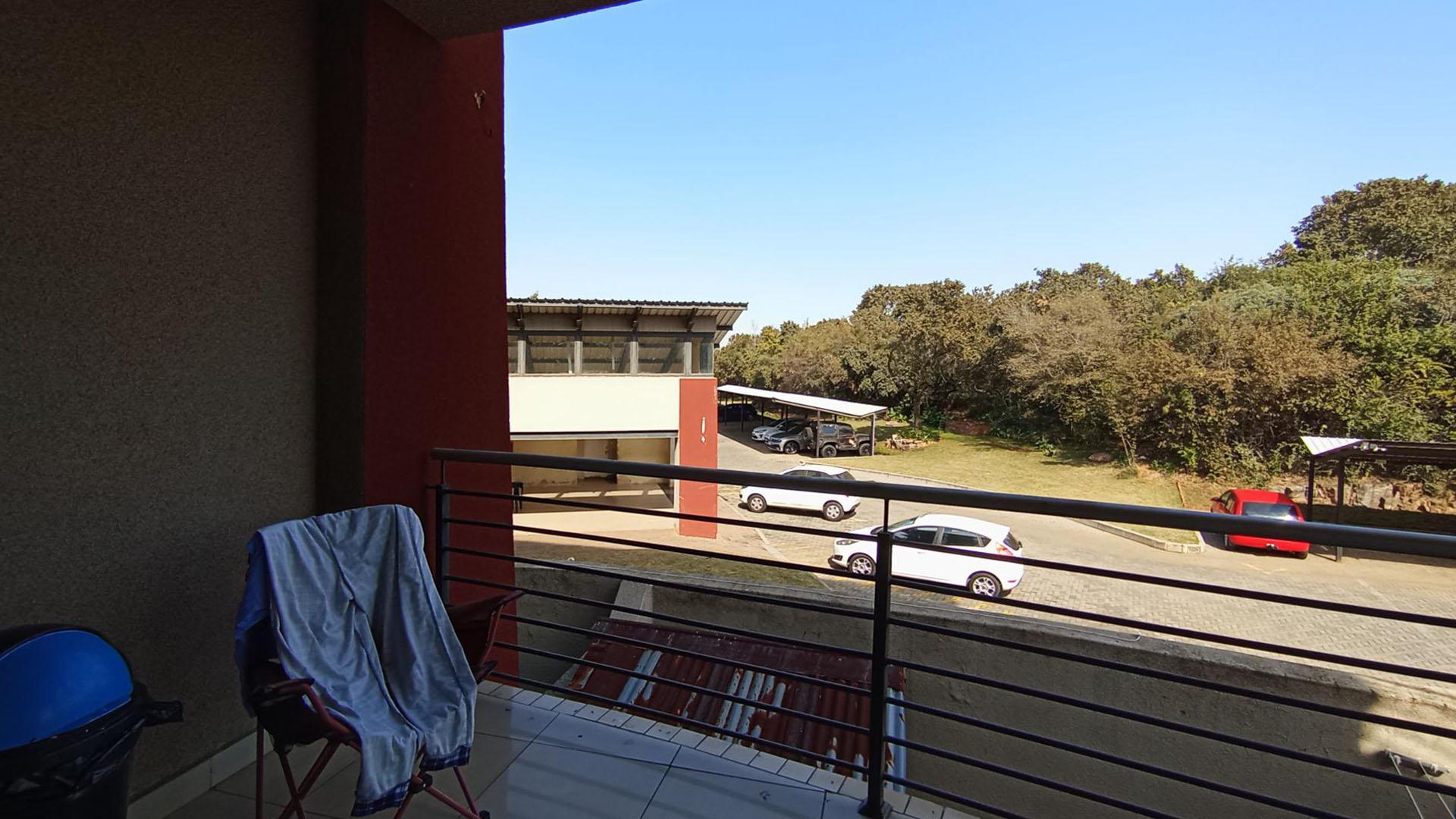 Balcony - 15 square meters of property in Amberfield