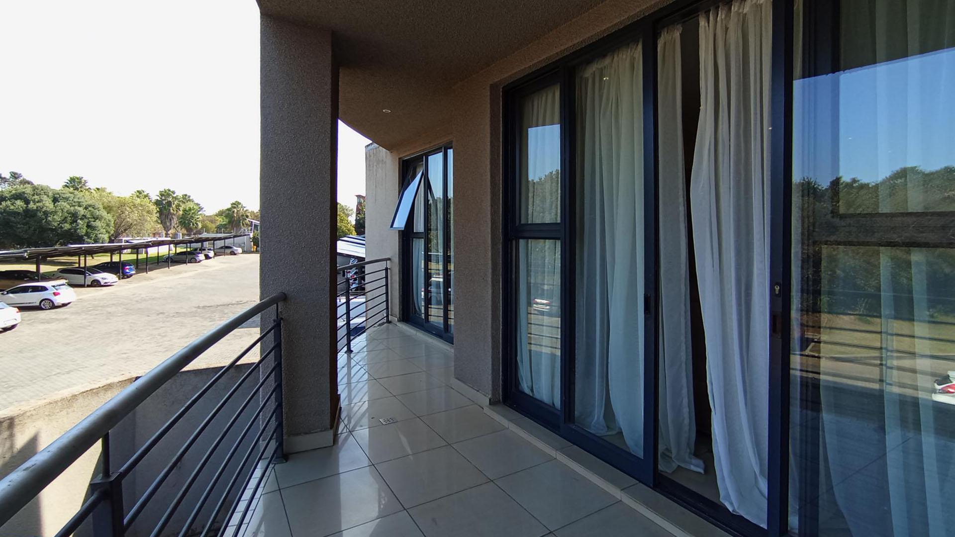 Balcony - 15 square meters of property in Amberfield