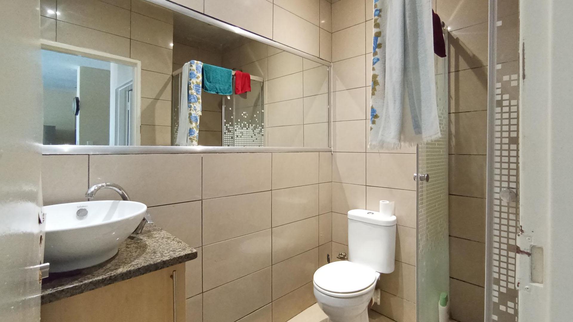 Bathroom 1 - 3 square meters of property in Amberfield