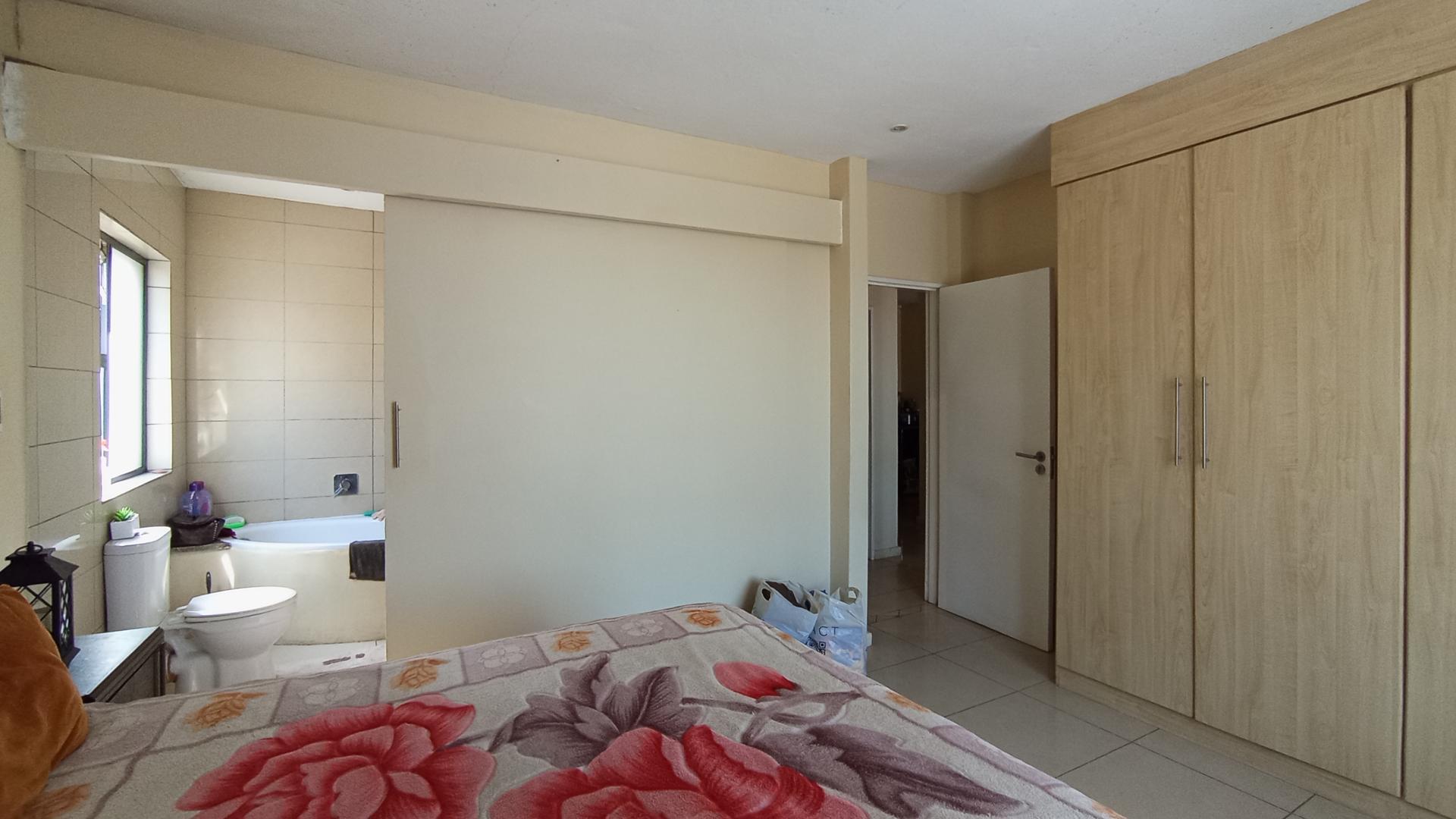 Main Bedroom - 16 square meters of property in Amberfield