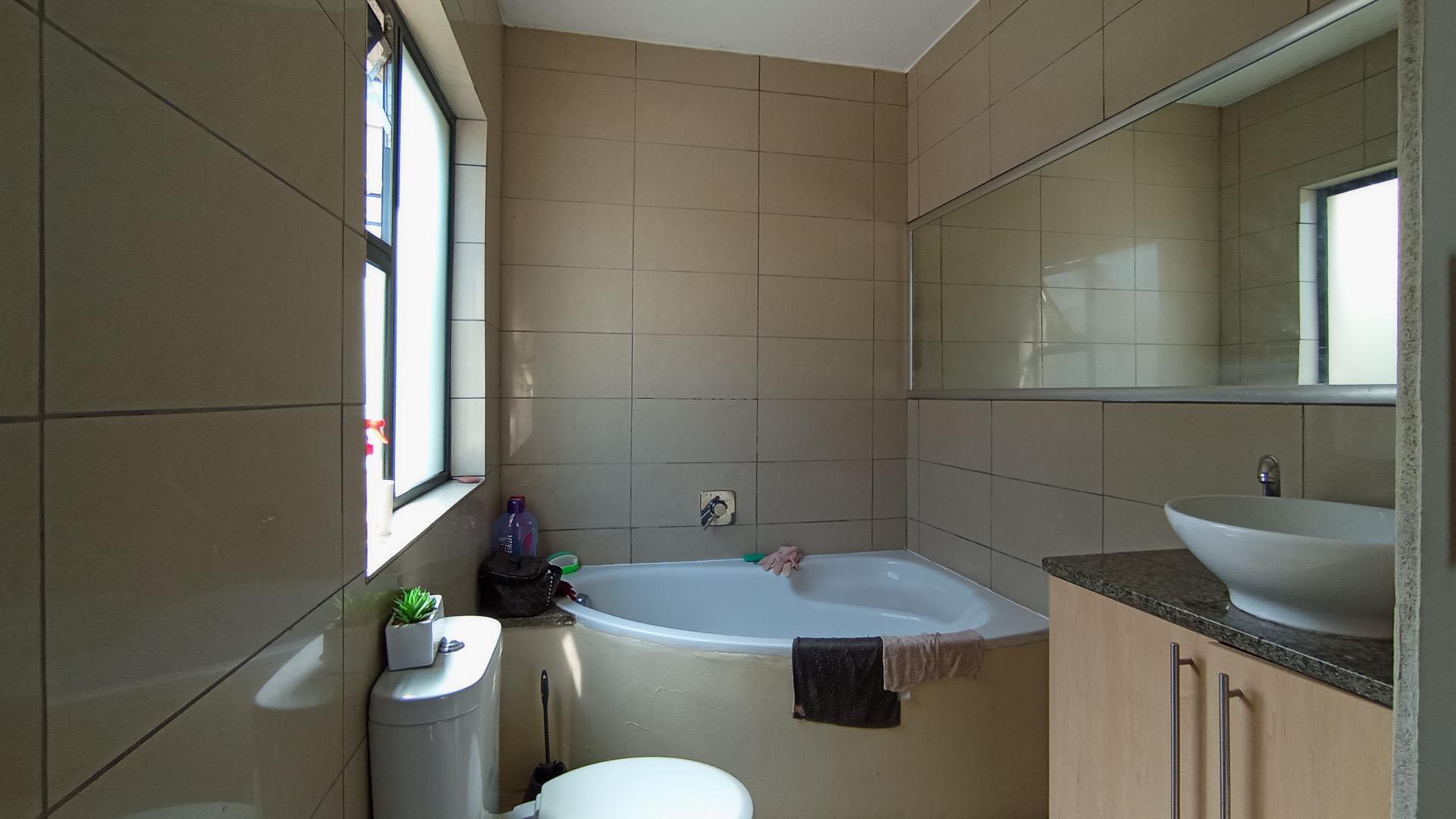 Main Bathroom - 5 square meters of property in Amberfield