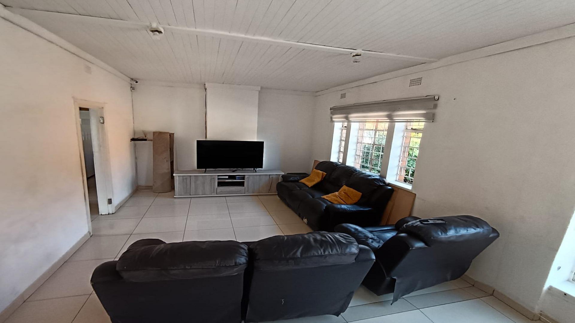 Lounges of property in South Hills