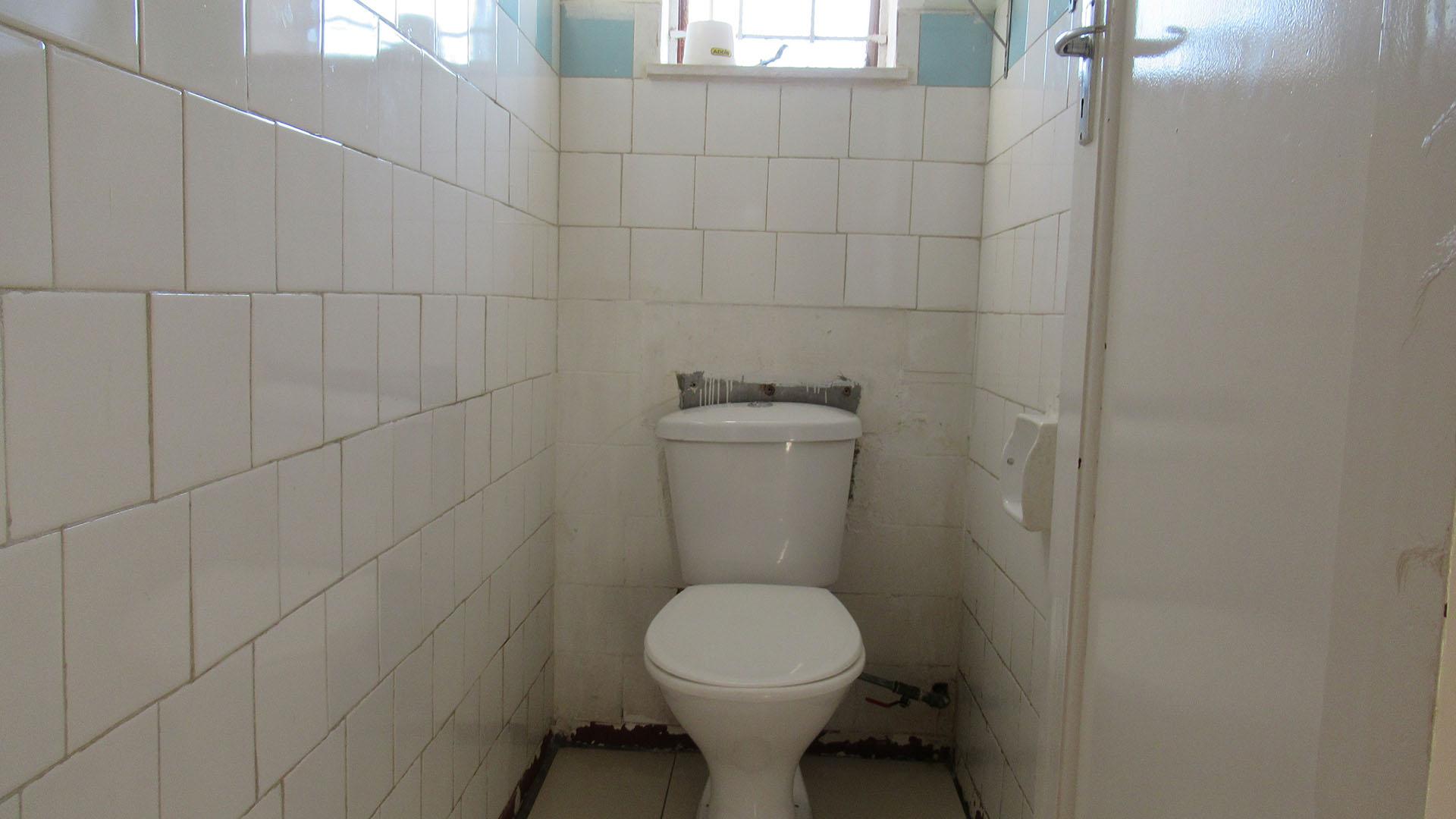 Bathroom 2 - 2 square meters of property in South Hills