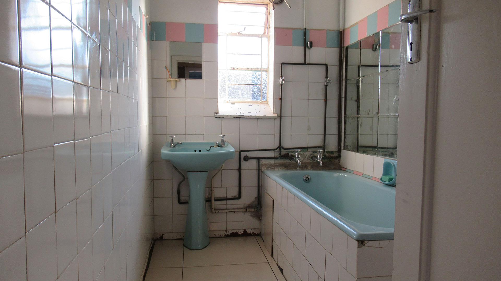 Bathroom 1 - 6 square meters of property in South Hills
