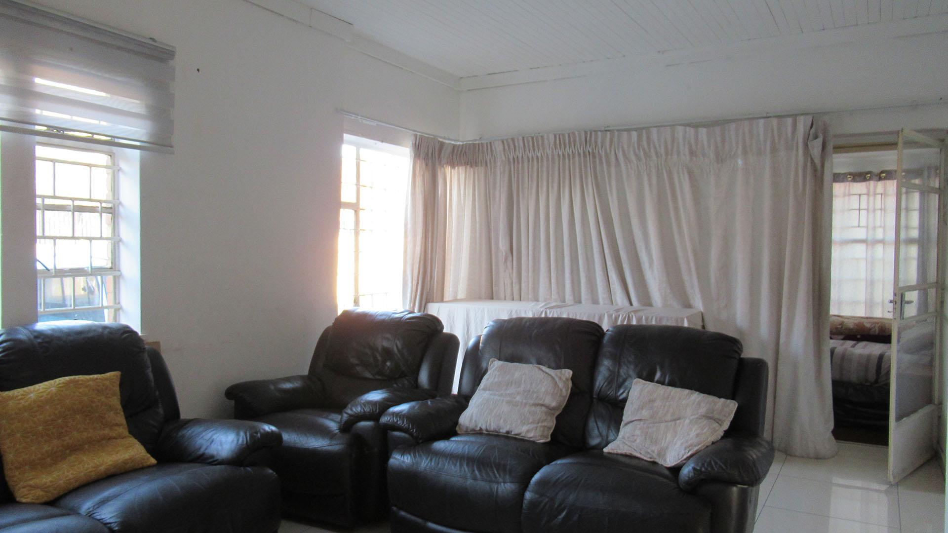 Lounges - 25 square meters of property in South Hills