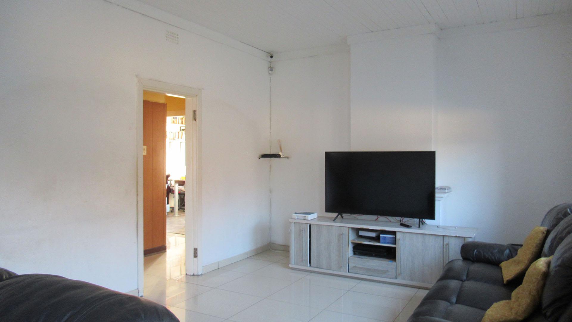 Lounges - 25 square meters of property in South Hills
