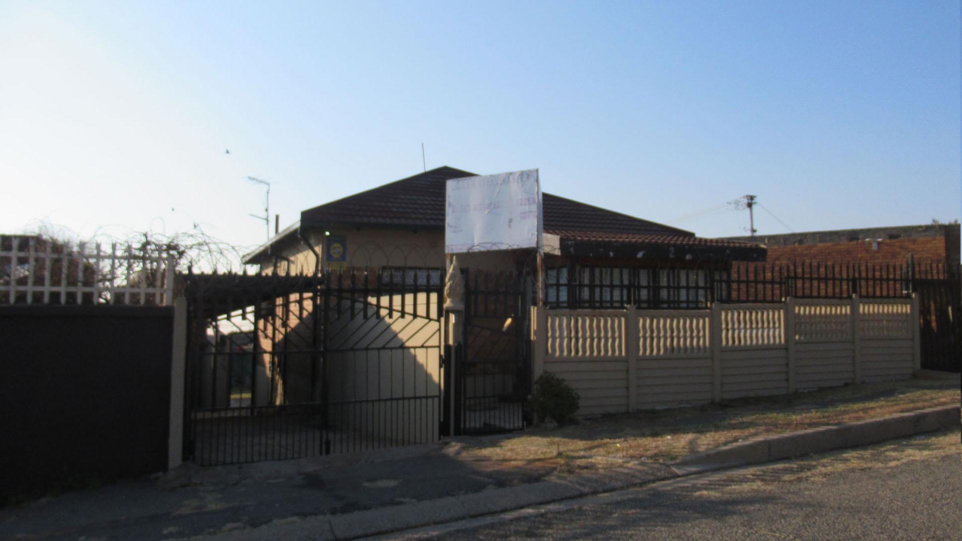 Front View of property in South Hills