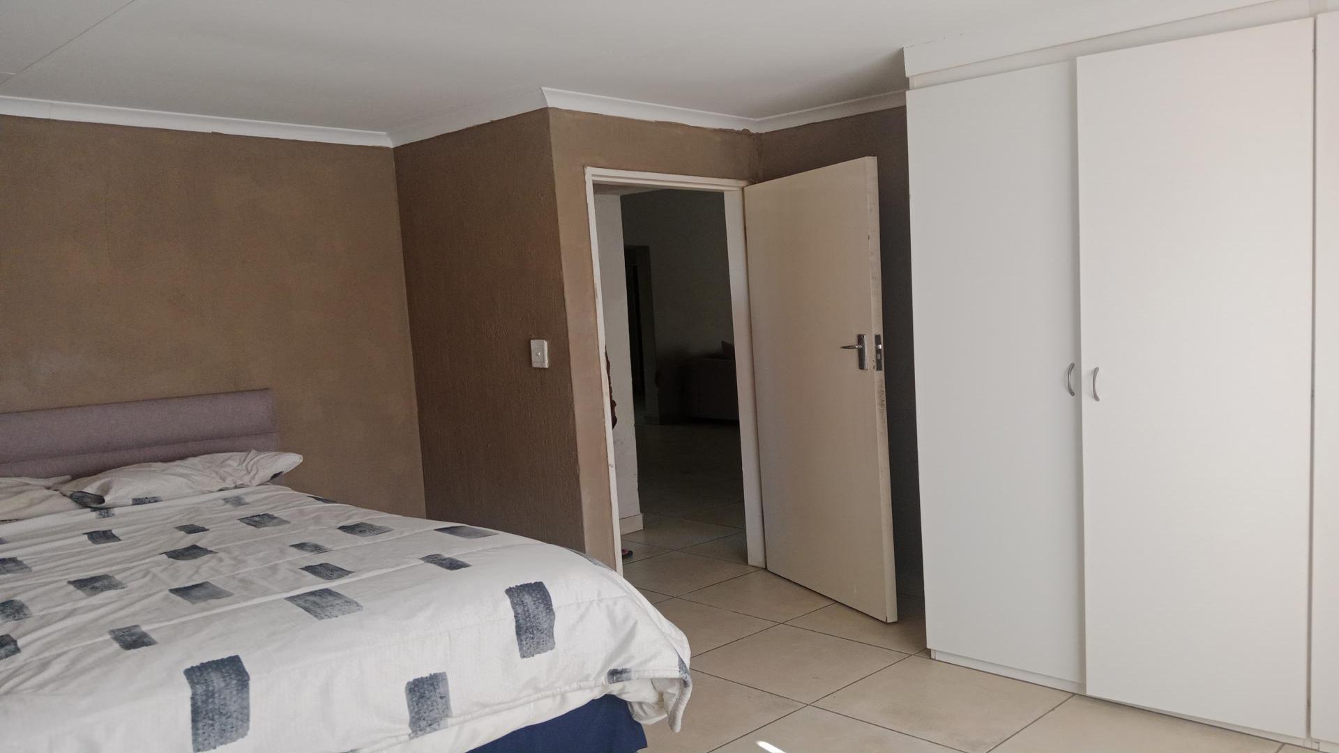 Bed Room 1 of property in Akasia