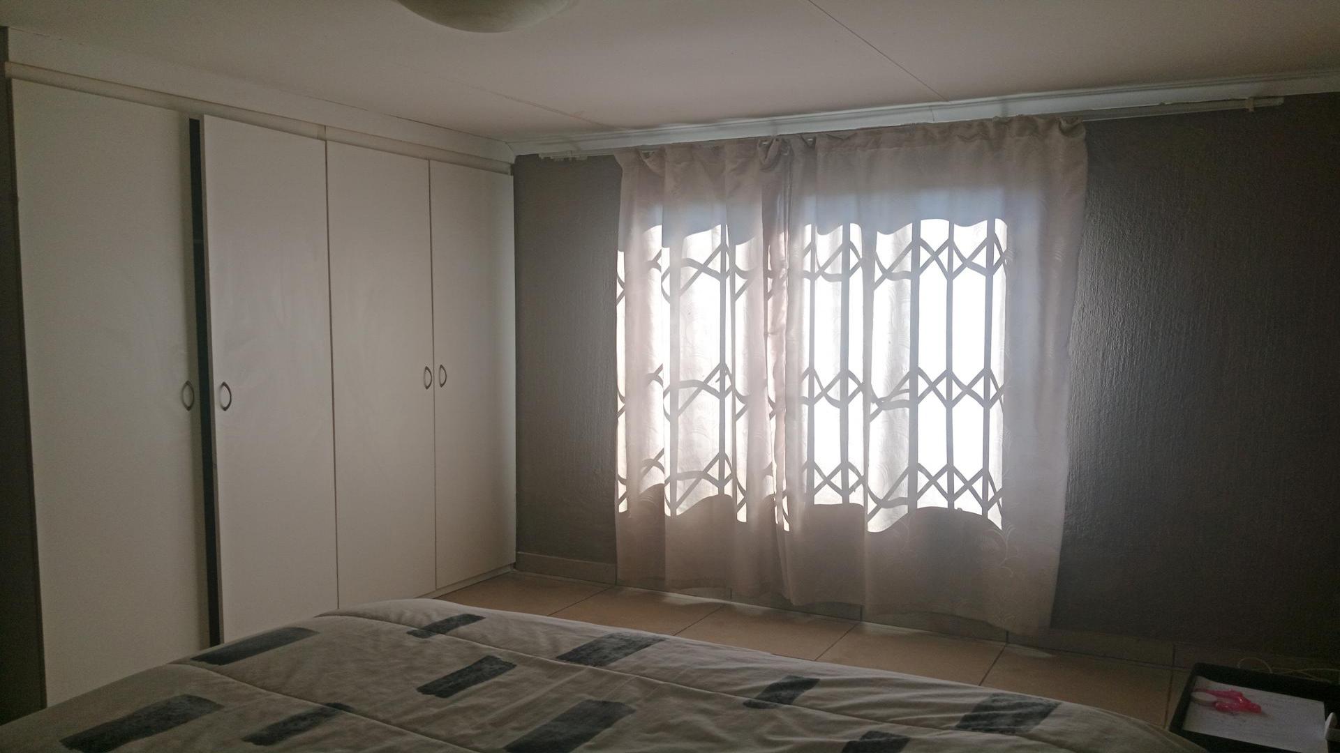 Bed Room 1 of property in Akasia