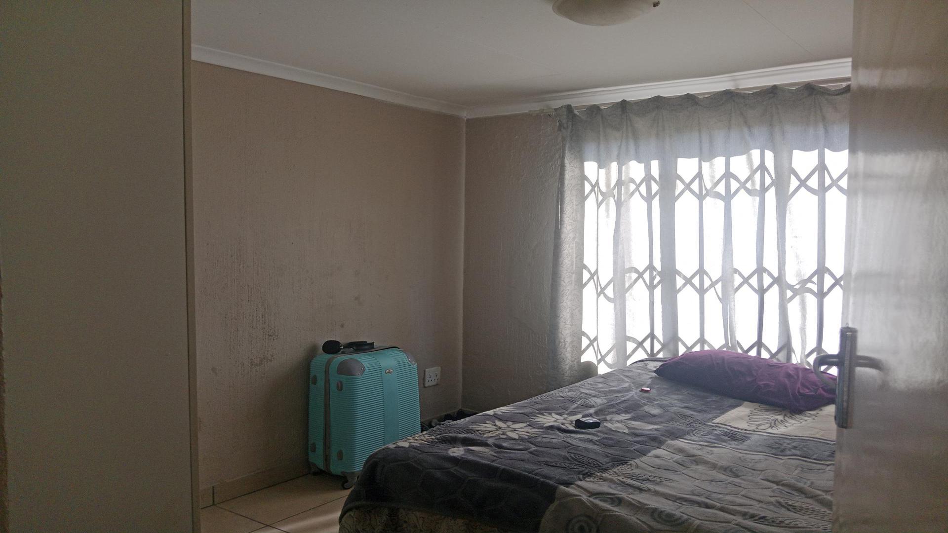 Bed Room 2 of property in Akasia