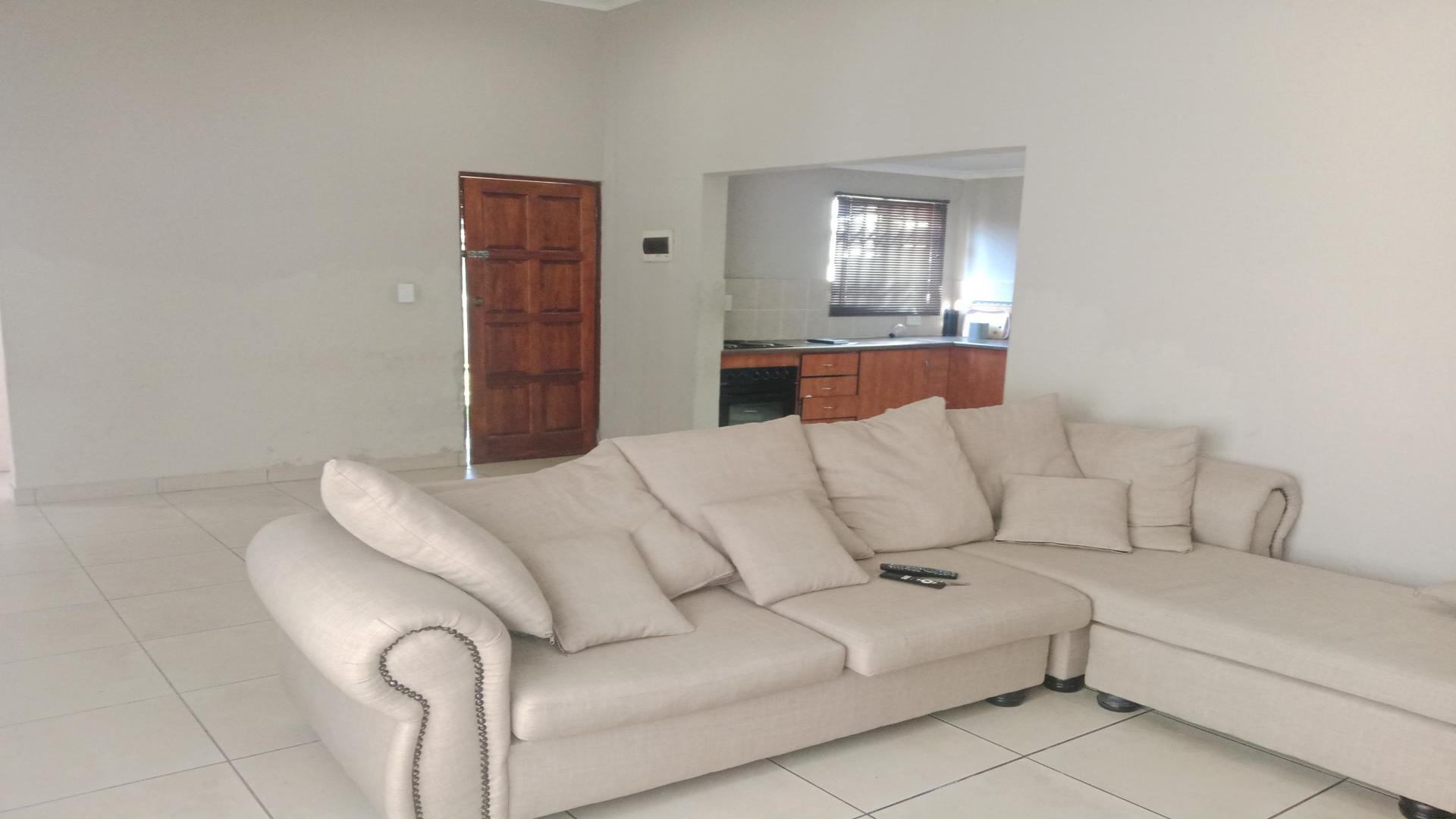 Lounges of property in Akasia