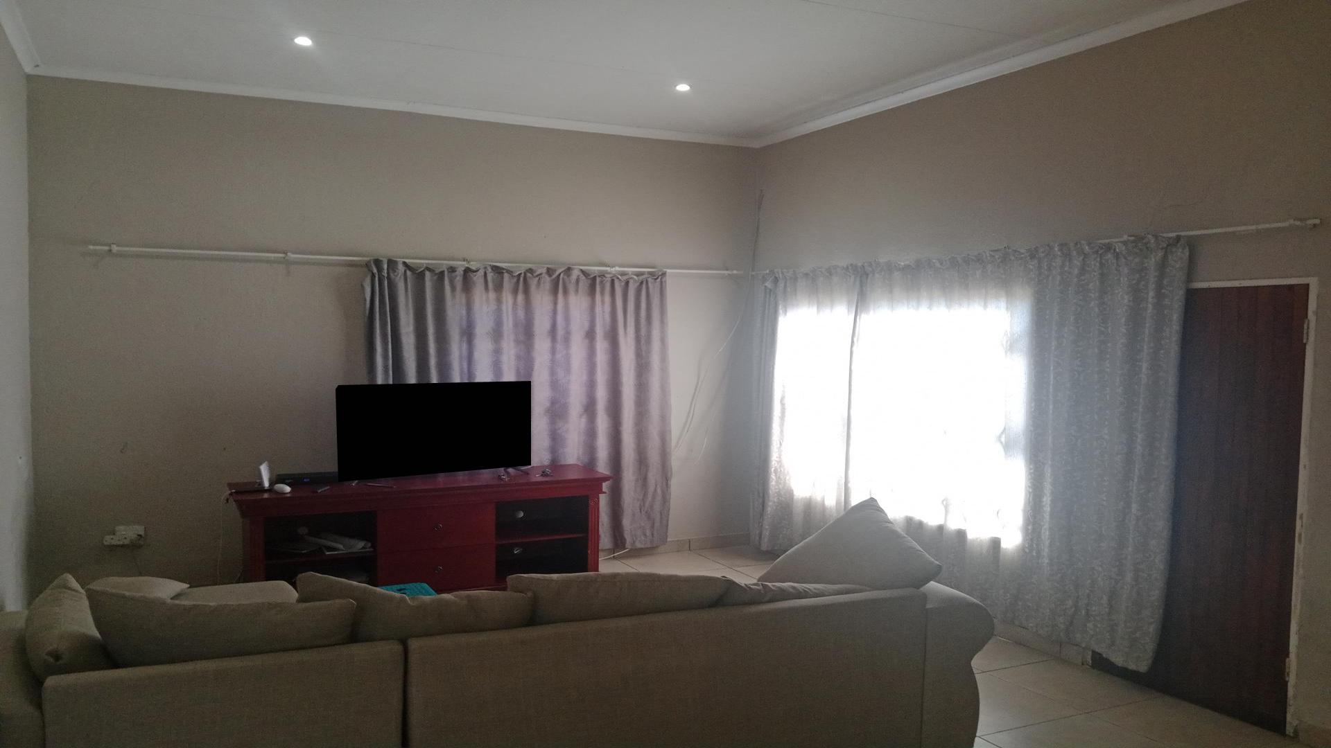 Lounges of property in Akasia