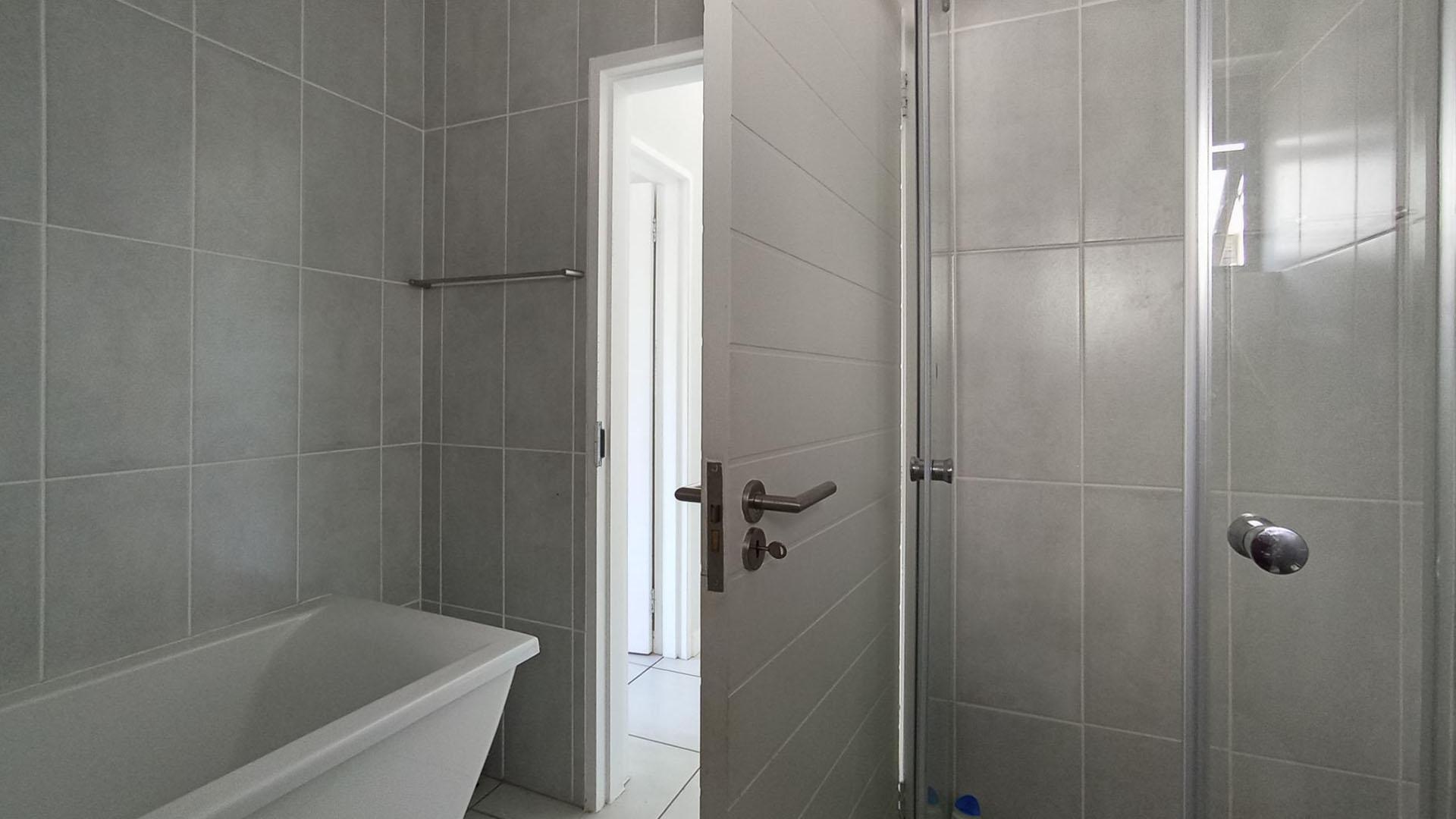 Bathroom 1 - 6 square meters of property in Mooikloof