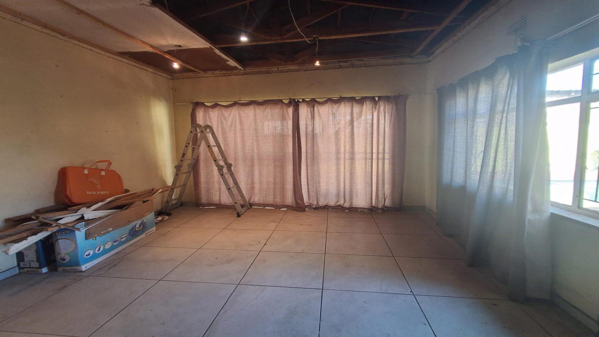 Lounges of property in Germiston