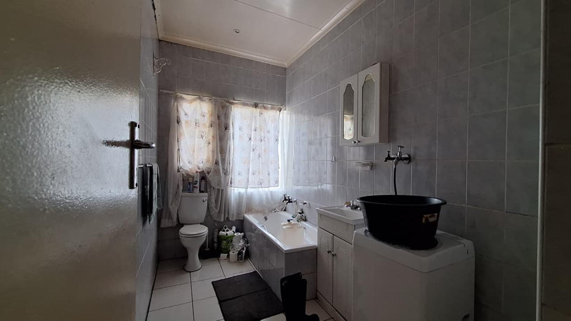 Bathroom 1 - 10 square meters of property in Germiston