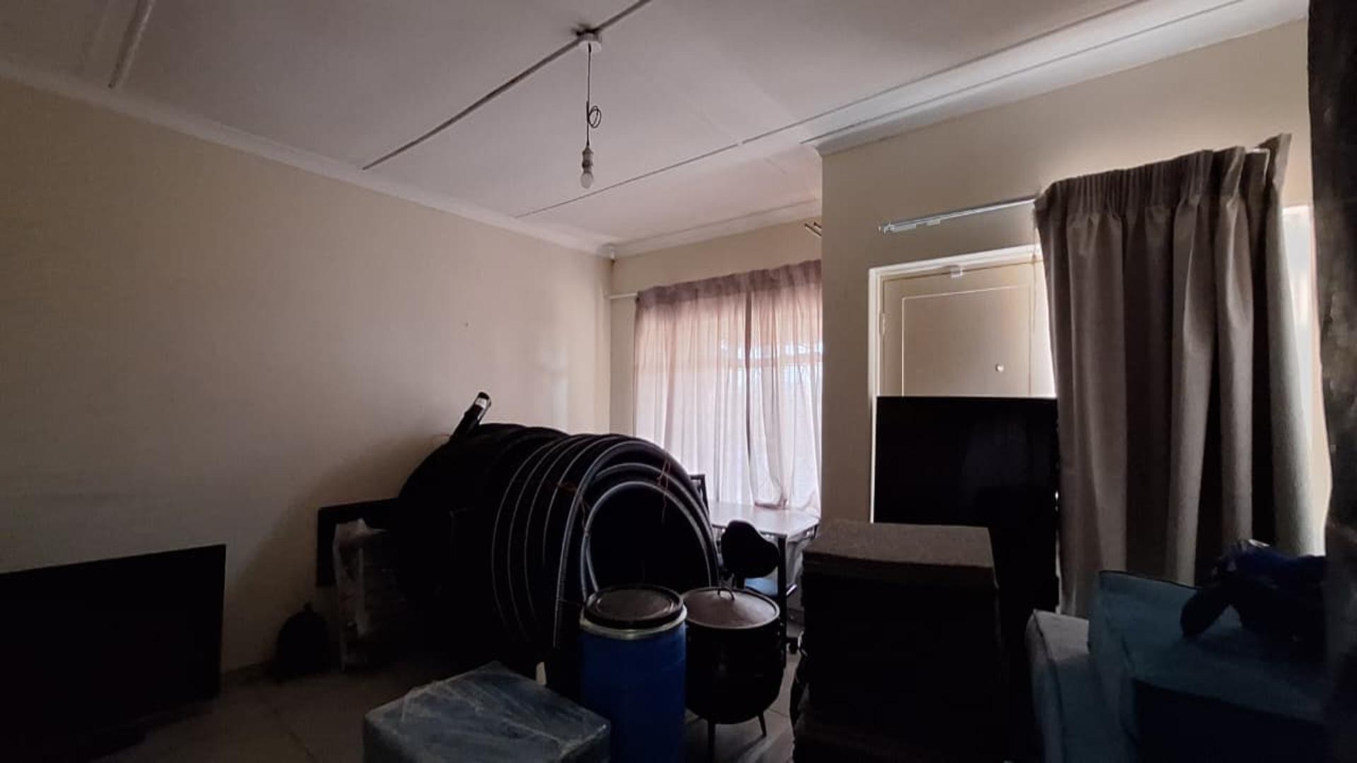 Lounges - 39 square meters of property in Germiston