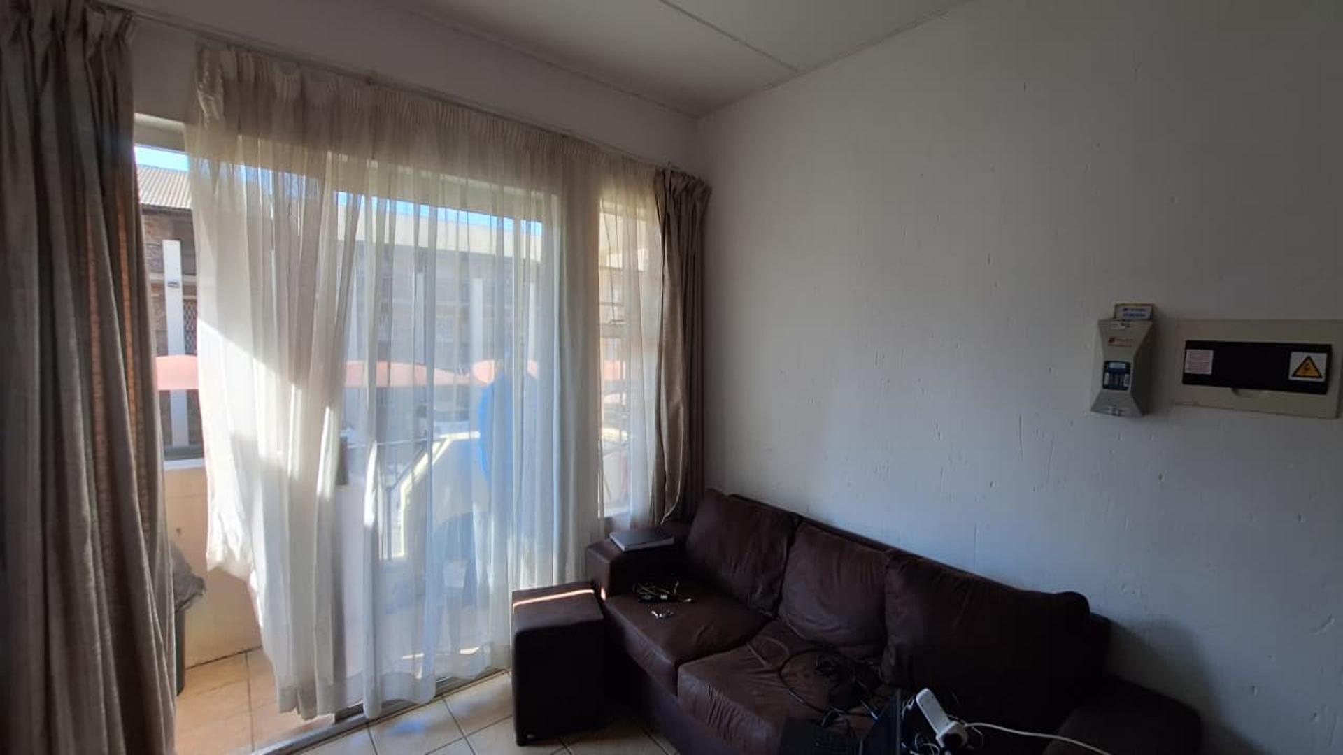 Lounges - 12 square meters of property in Comet