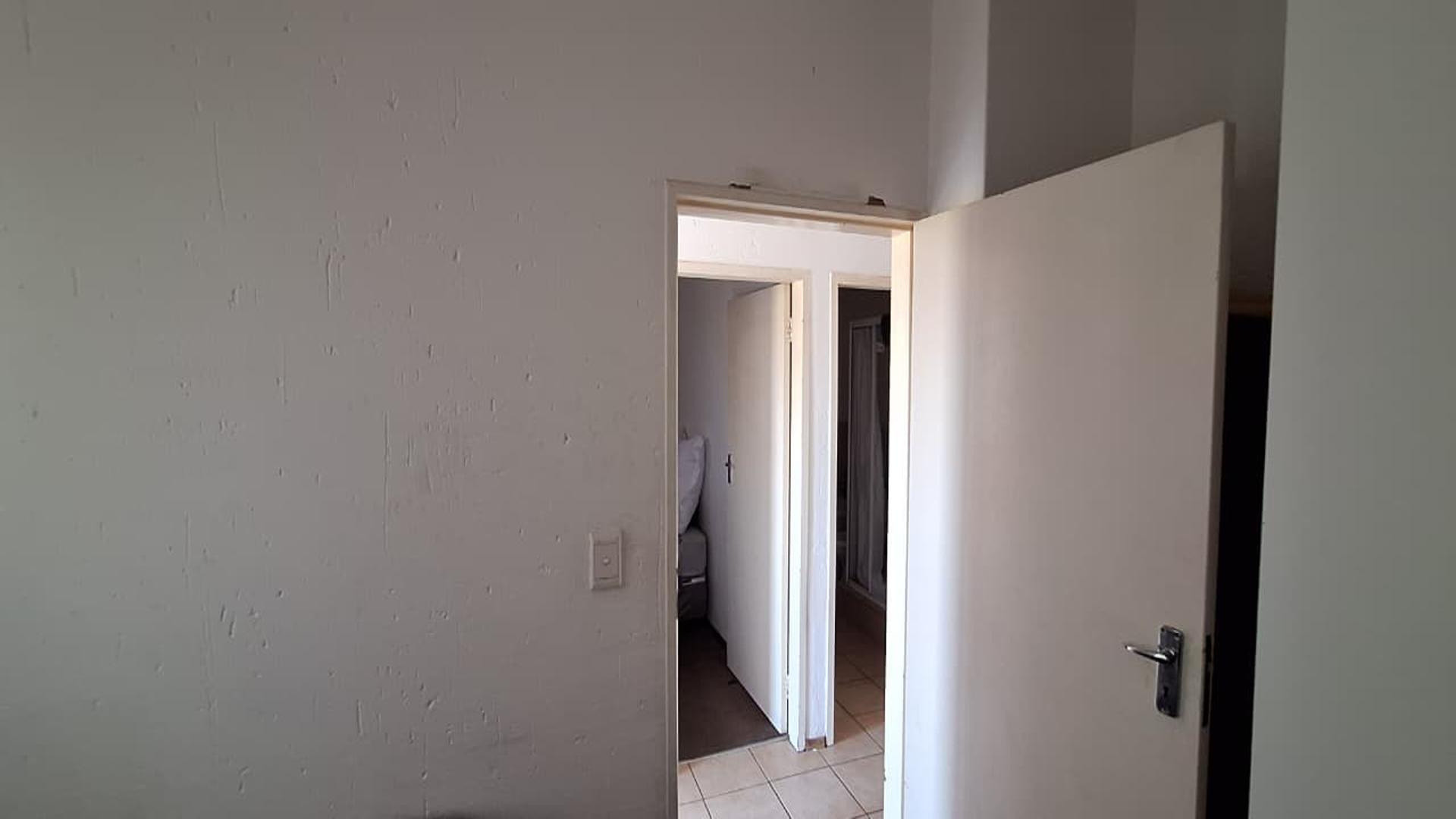 Bed Room 2 - 8 square meters of property in Comet