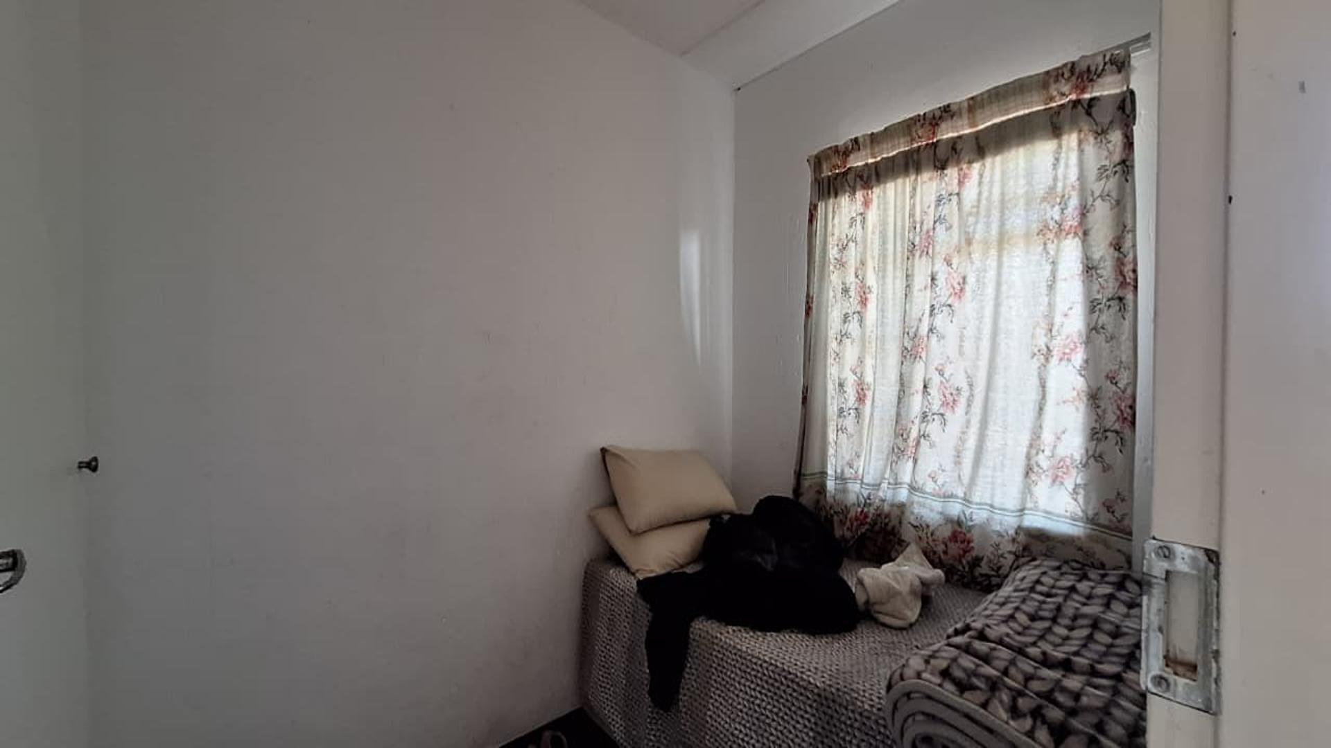 Bed Room 2 - 8 square meters of property in Comet