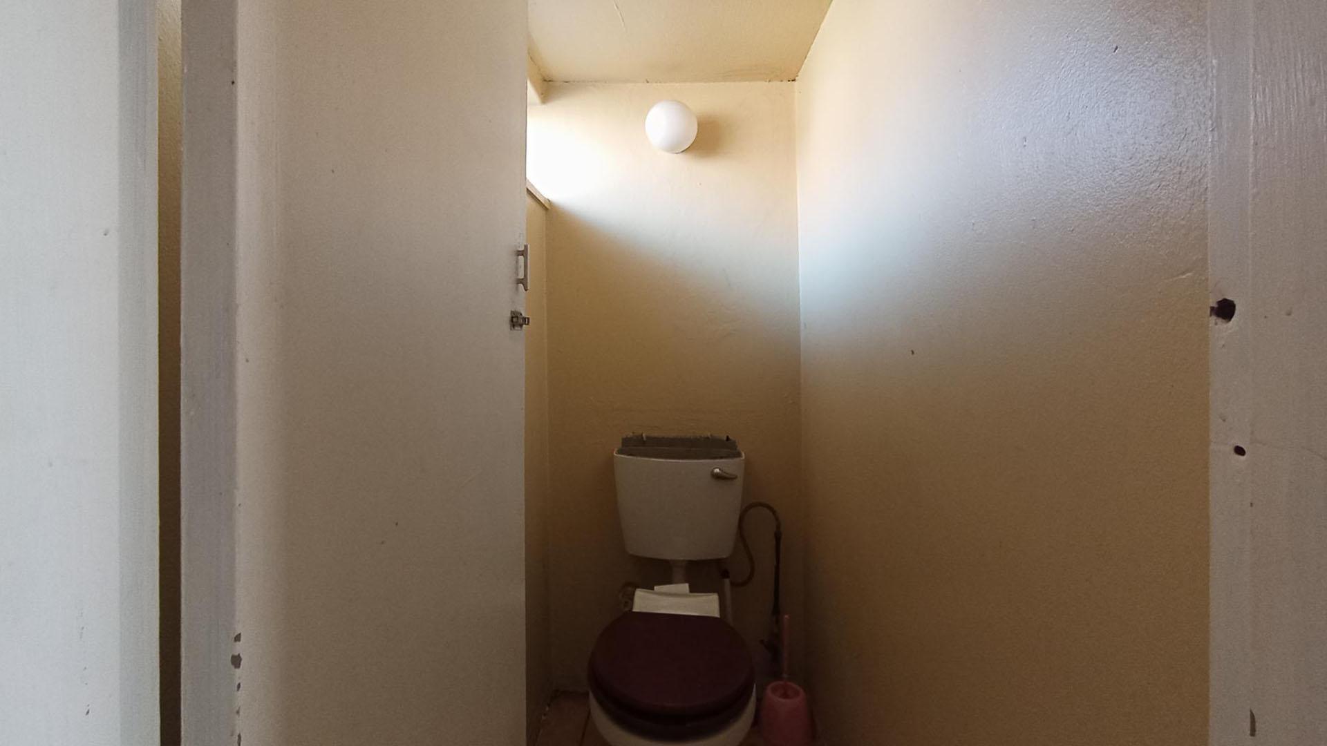 Bathroom 1 - 6 square meters of property in Sunnyside