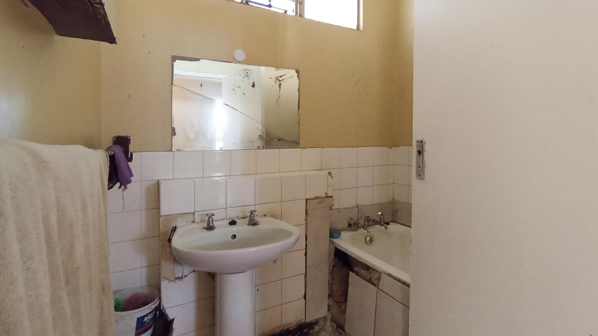 Bathroom 1 - 6 square meters of property in Sunnyside