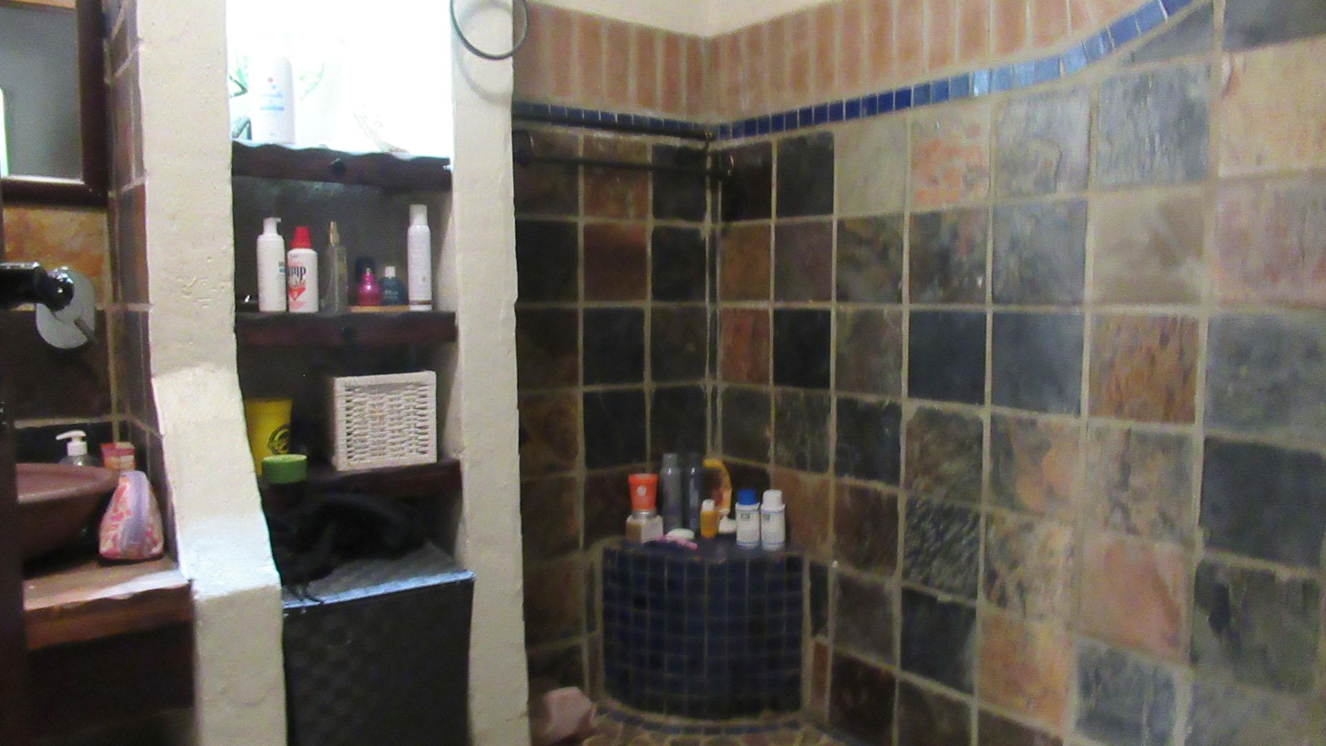 Bathroom 1 - 7 square meters of property in North Riding