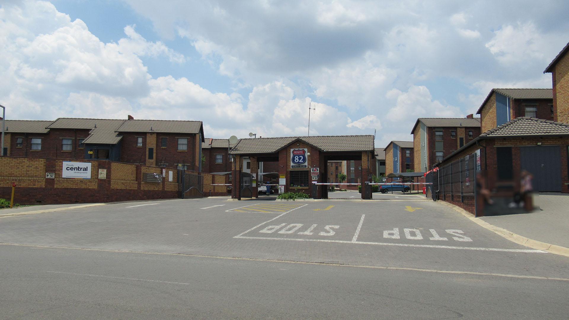 Front View of property in Alveda