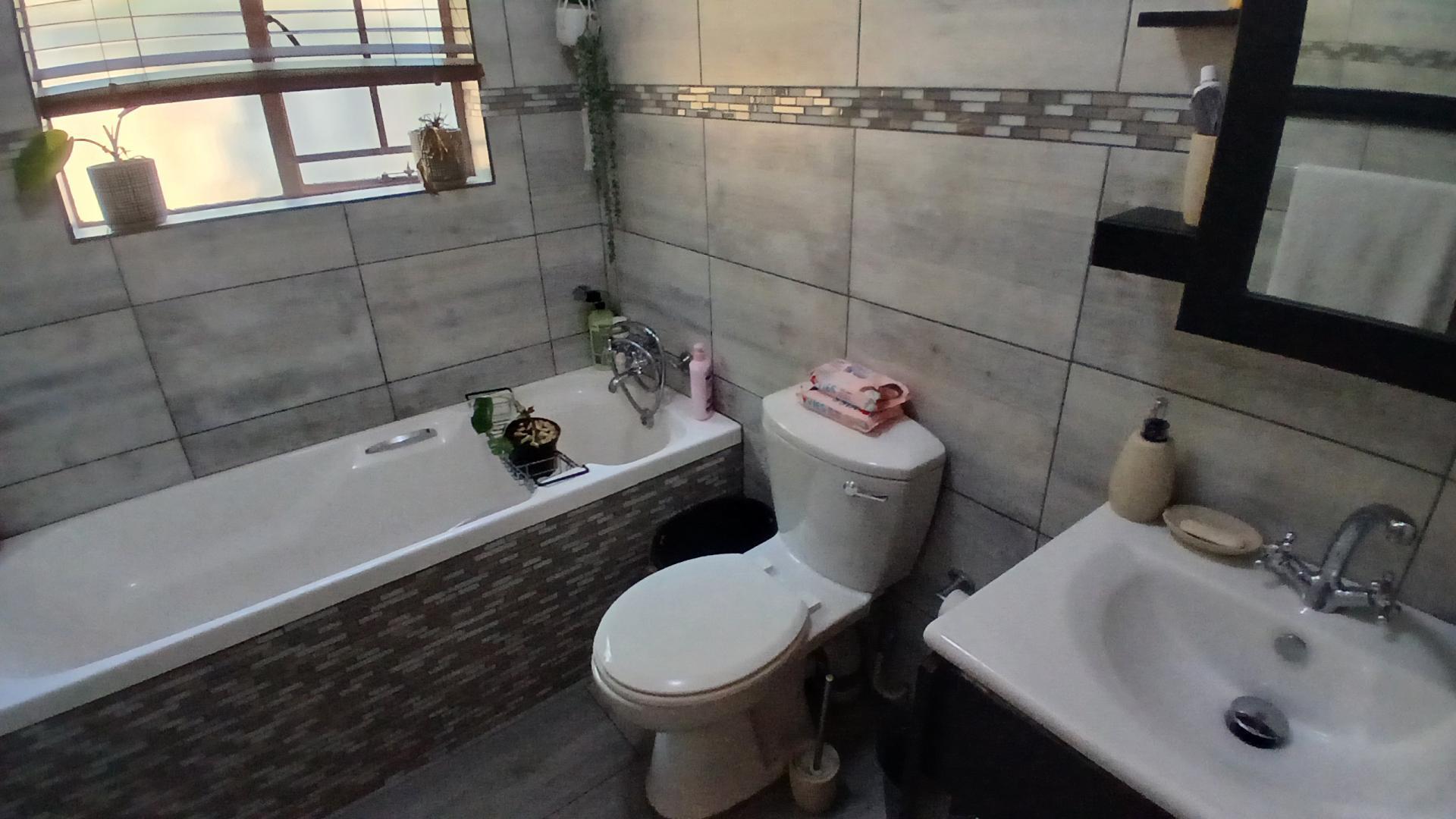 Bathroom 1 of property in Nelspruit Central