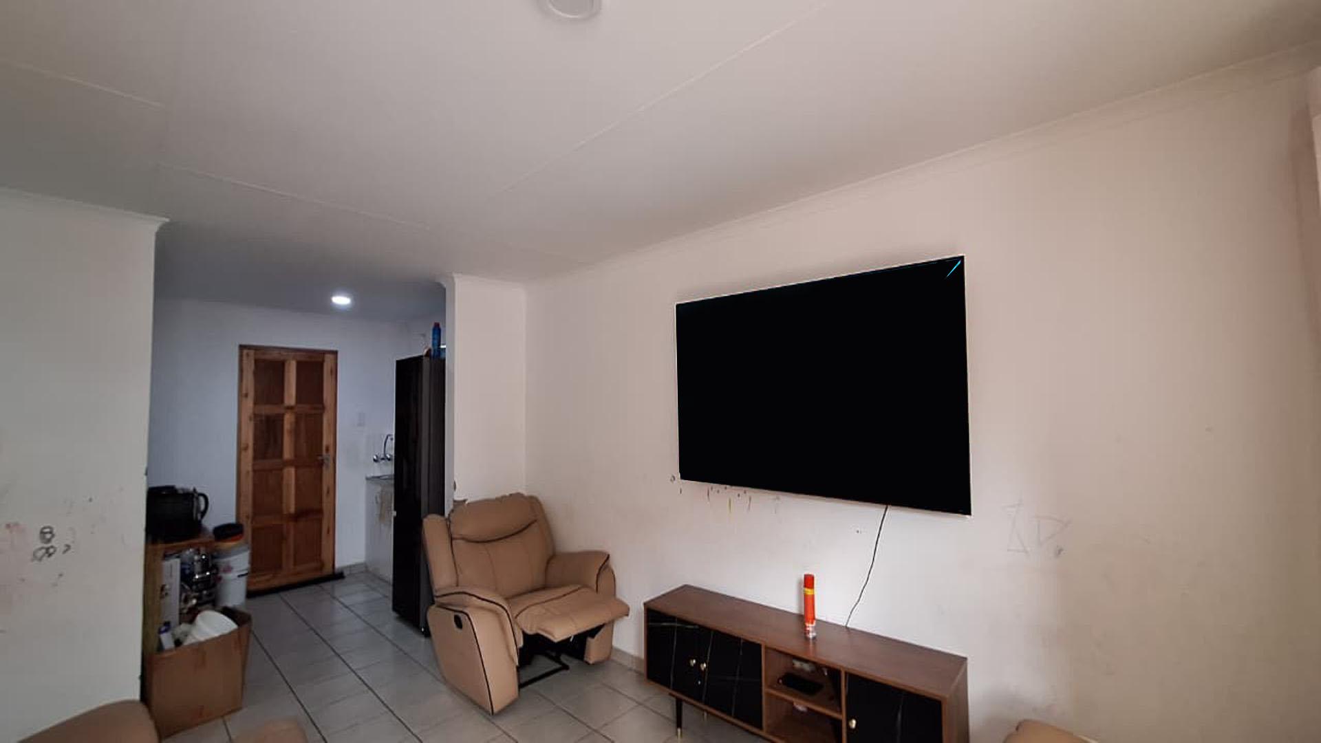 Lounges - 19 square meters of property in Savanna City