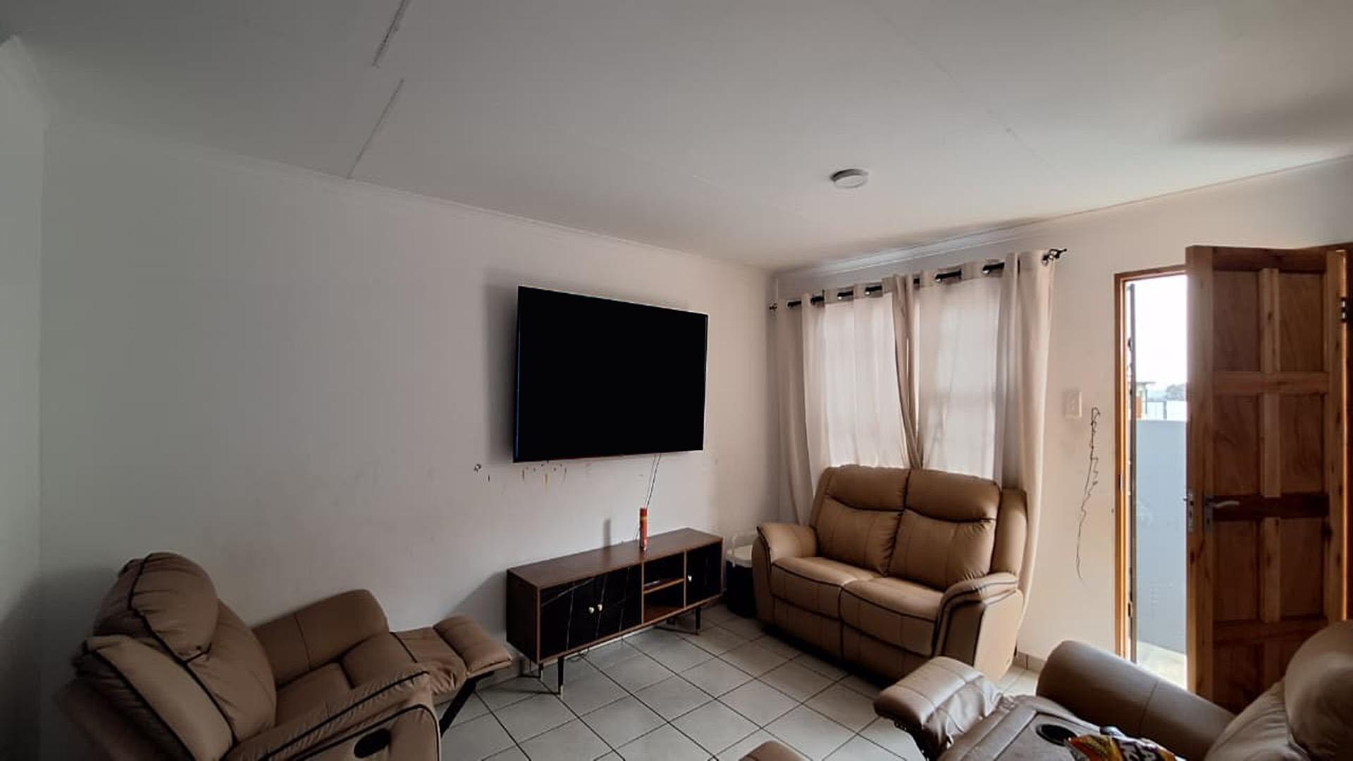 Lounges - 19 square meters of property in Savanna City
