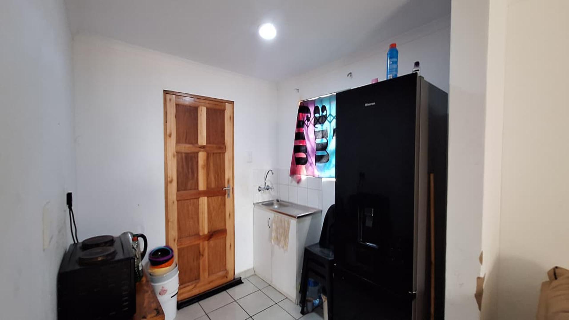 Kitchen - 8 square meters of property in Savanna City