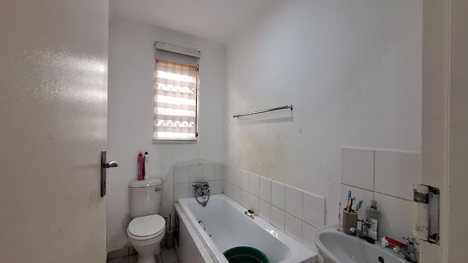Bathroom 1 - 5 square meters of property in Savanna City