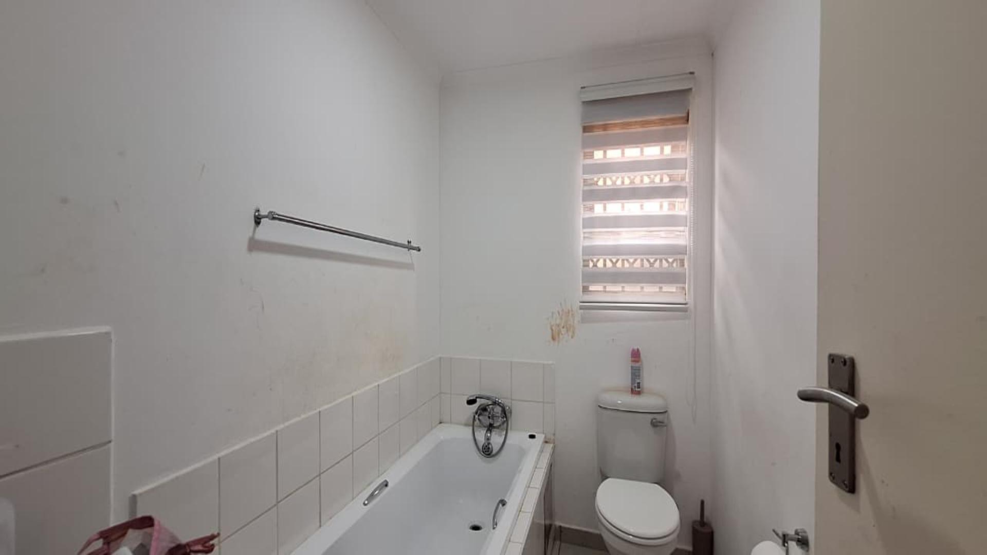 Main Bathroom - 5 square meters of property in Savanna City