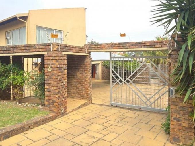 4 Bedroom House for Sale For Sale in Brackendowns - MR714625