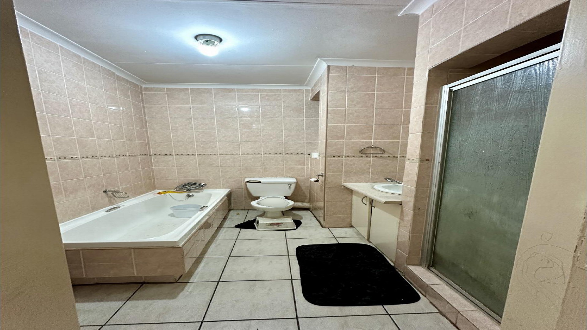 Bathroom 1 of property in Corlett Gardens