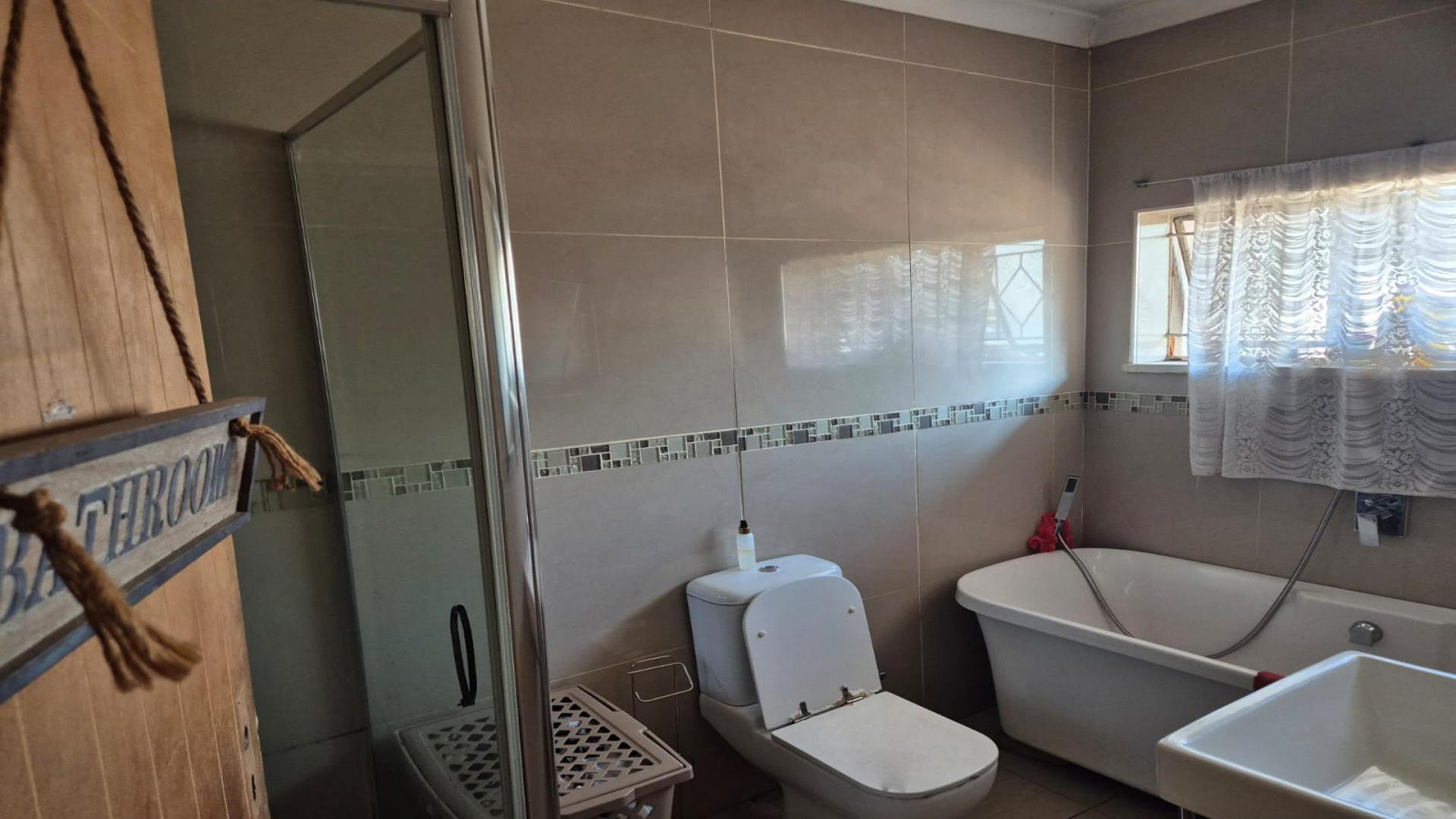Bathroom 2 of property in Rhodesfield