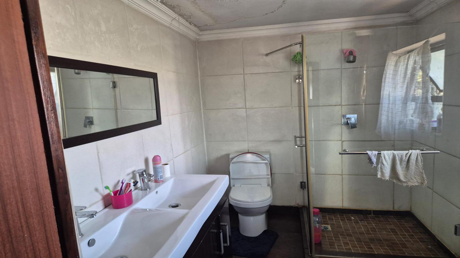 Bathroom 1 of property in Rhodesfield