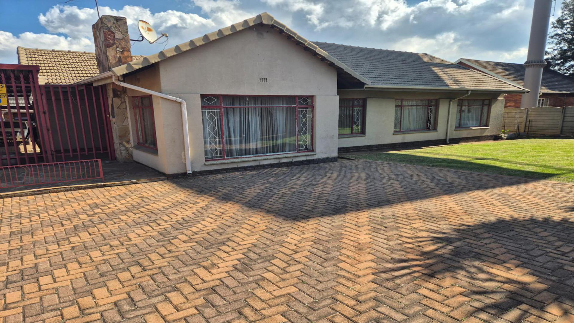 Front View of property in Rhodesfield