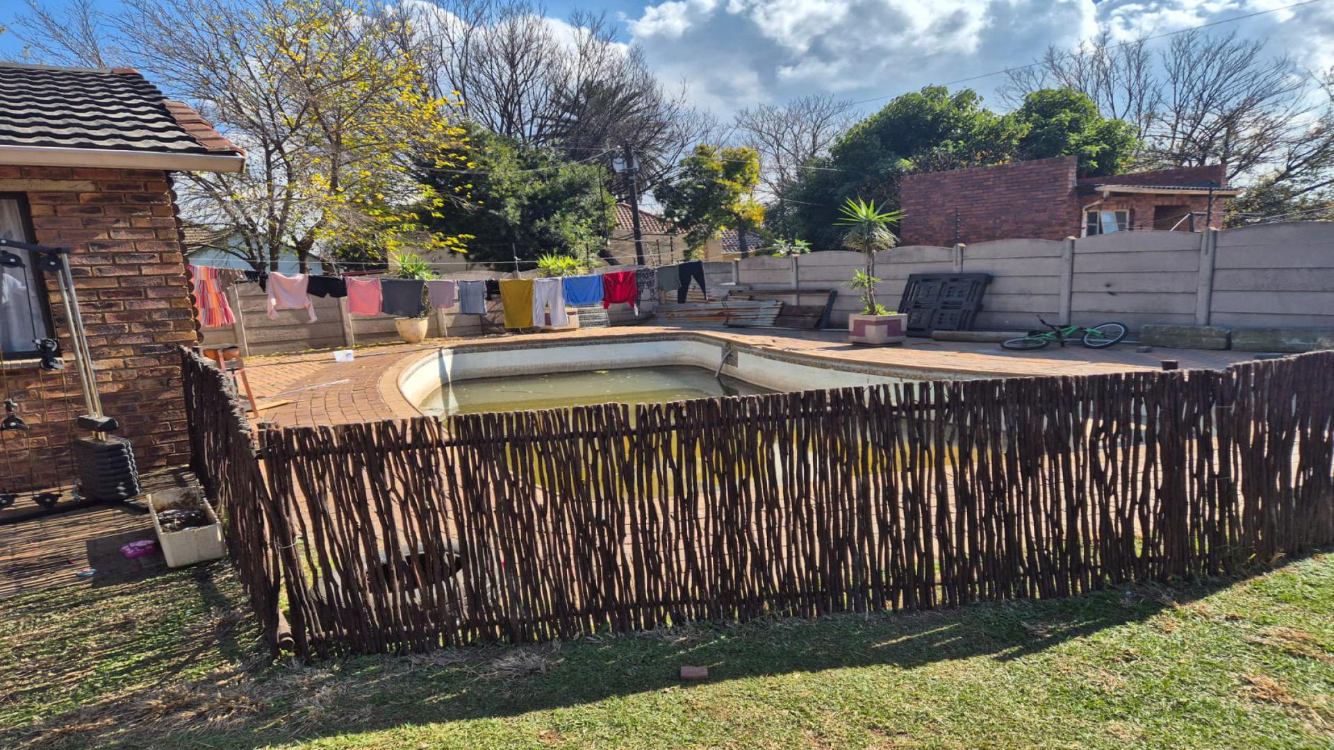 Swimming Pool of property in Rhodesfield