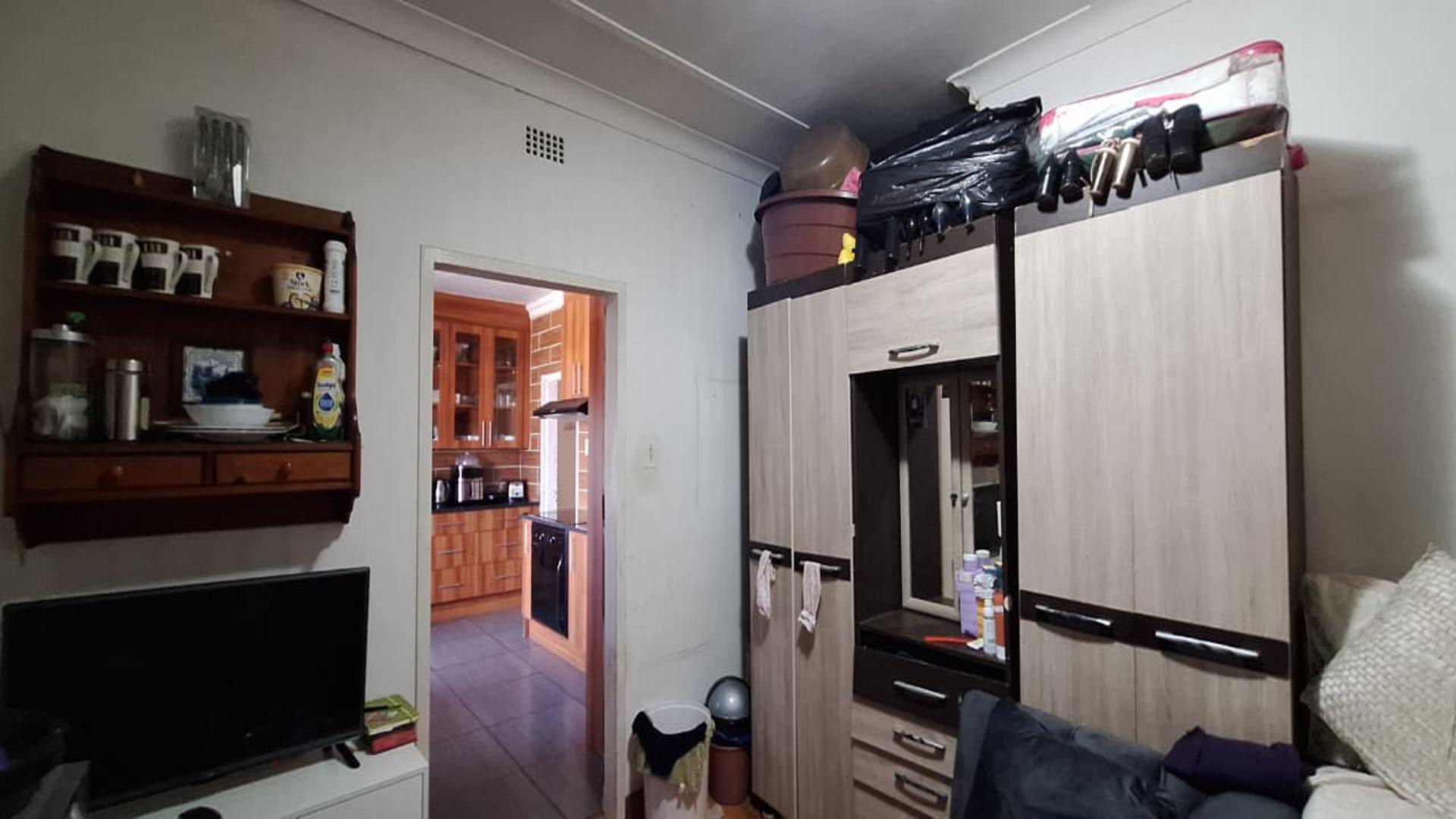 Bed Room 1 - 14 square meters of property in Rhodesfield