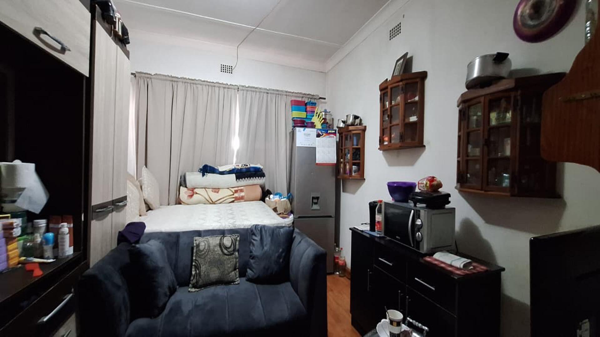 Bed Room 1 - 14 square meters of property in Rhodesfield