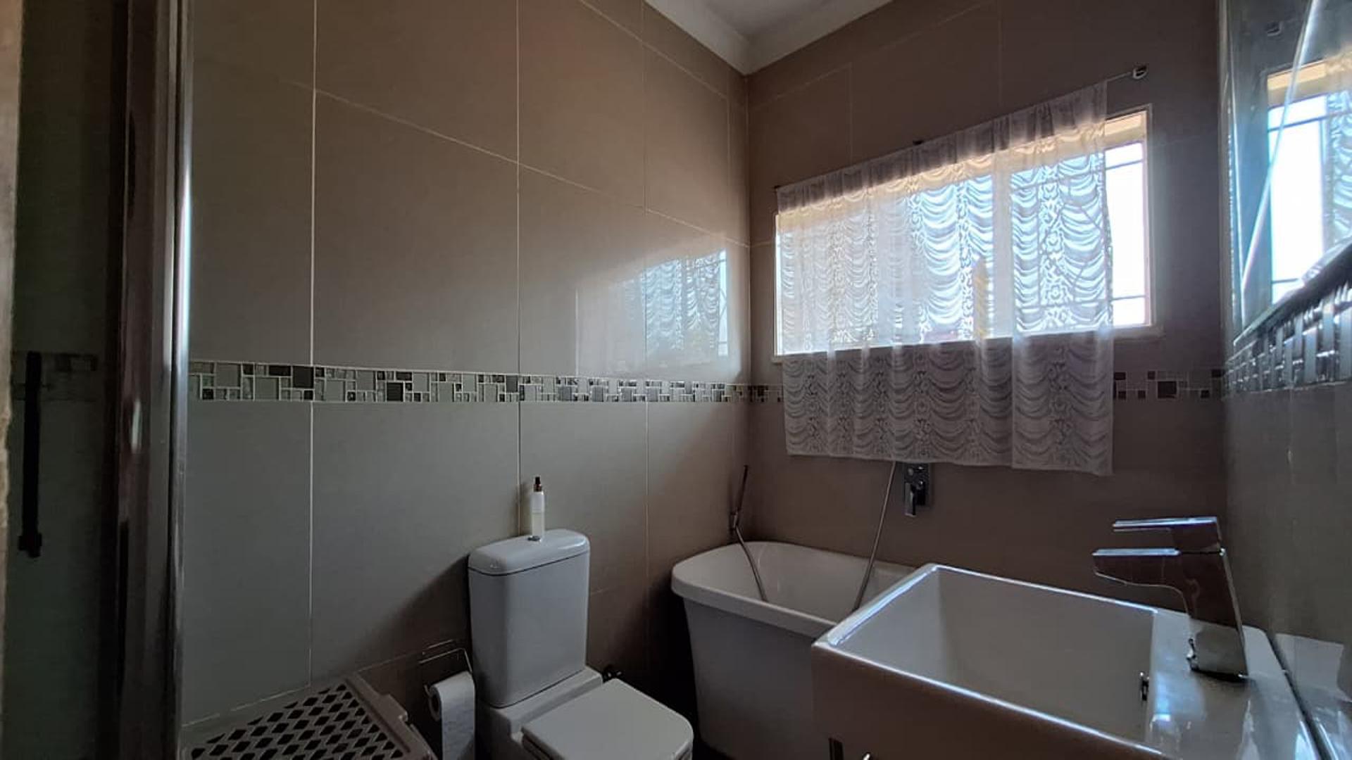 Bathroom 1 - 7 square meters of property in Rhodesfield