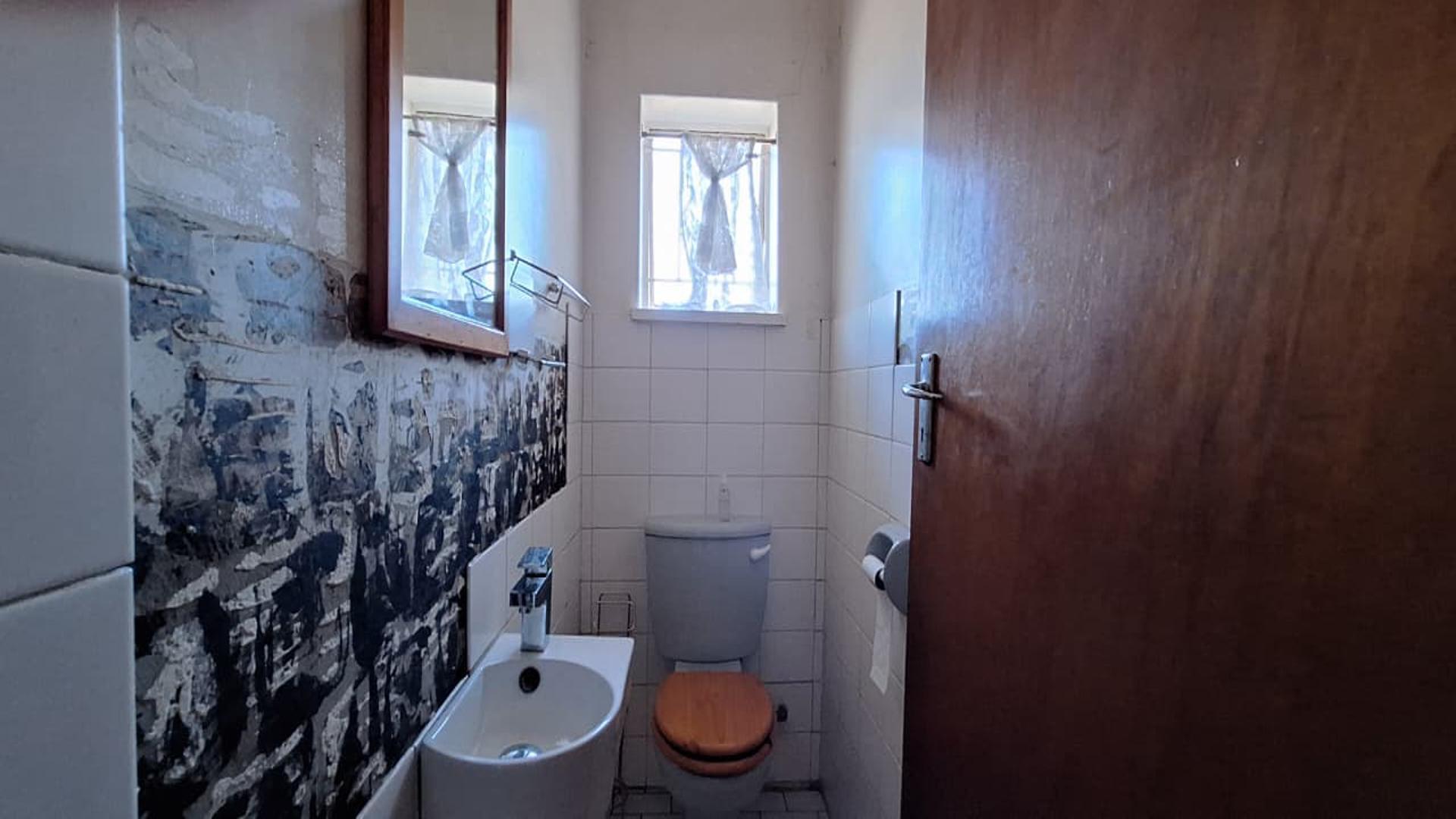 Guest Toilet - 3 square meters of property in Rhodesfield