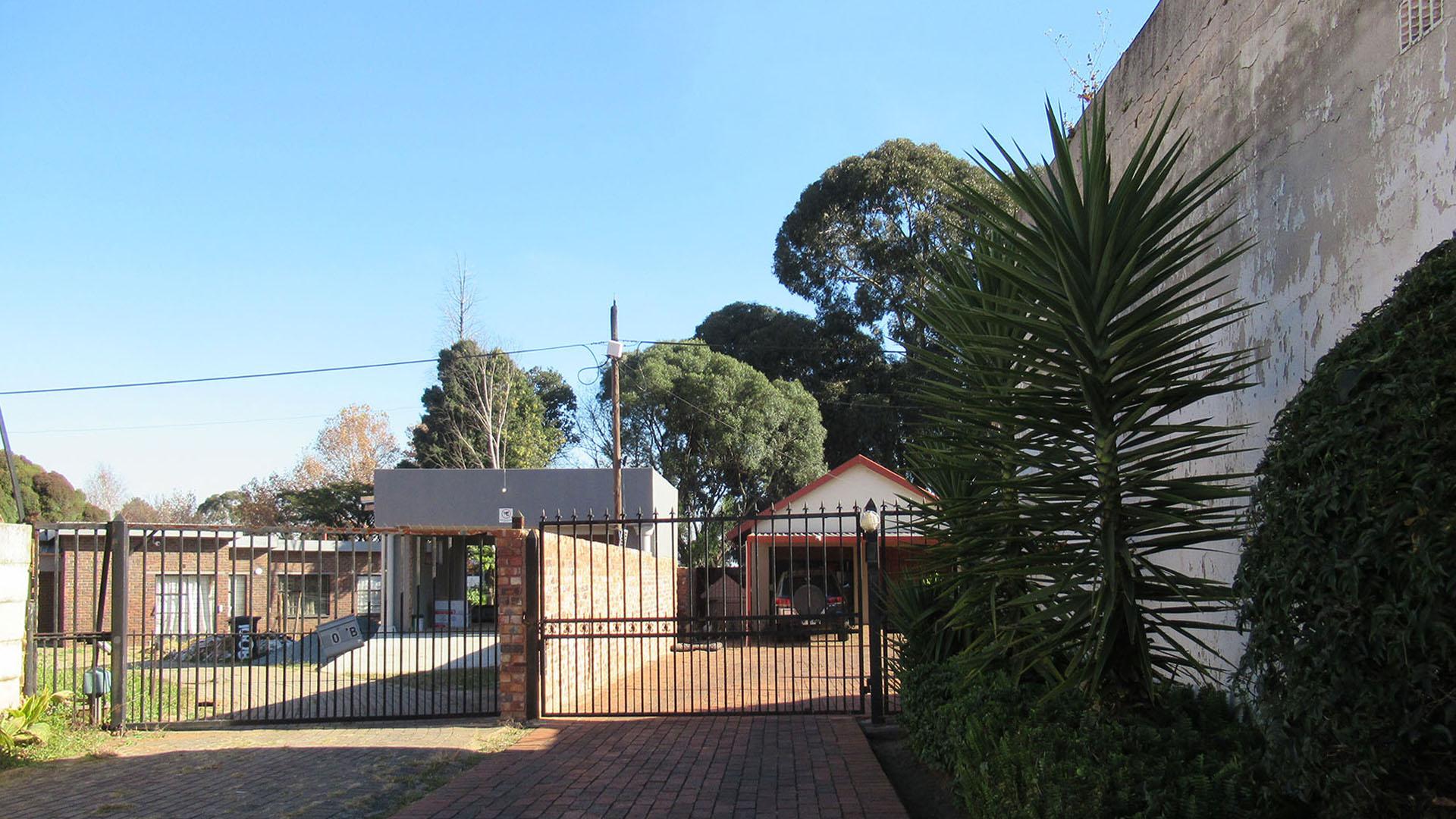 Front View of property in Helderkruin