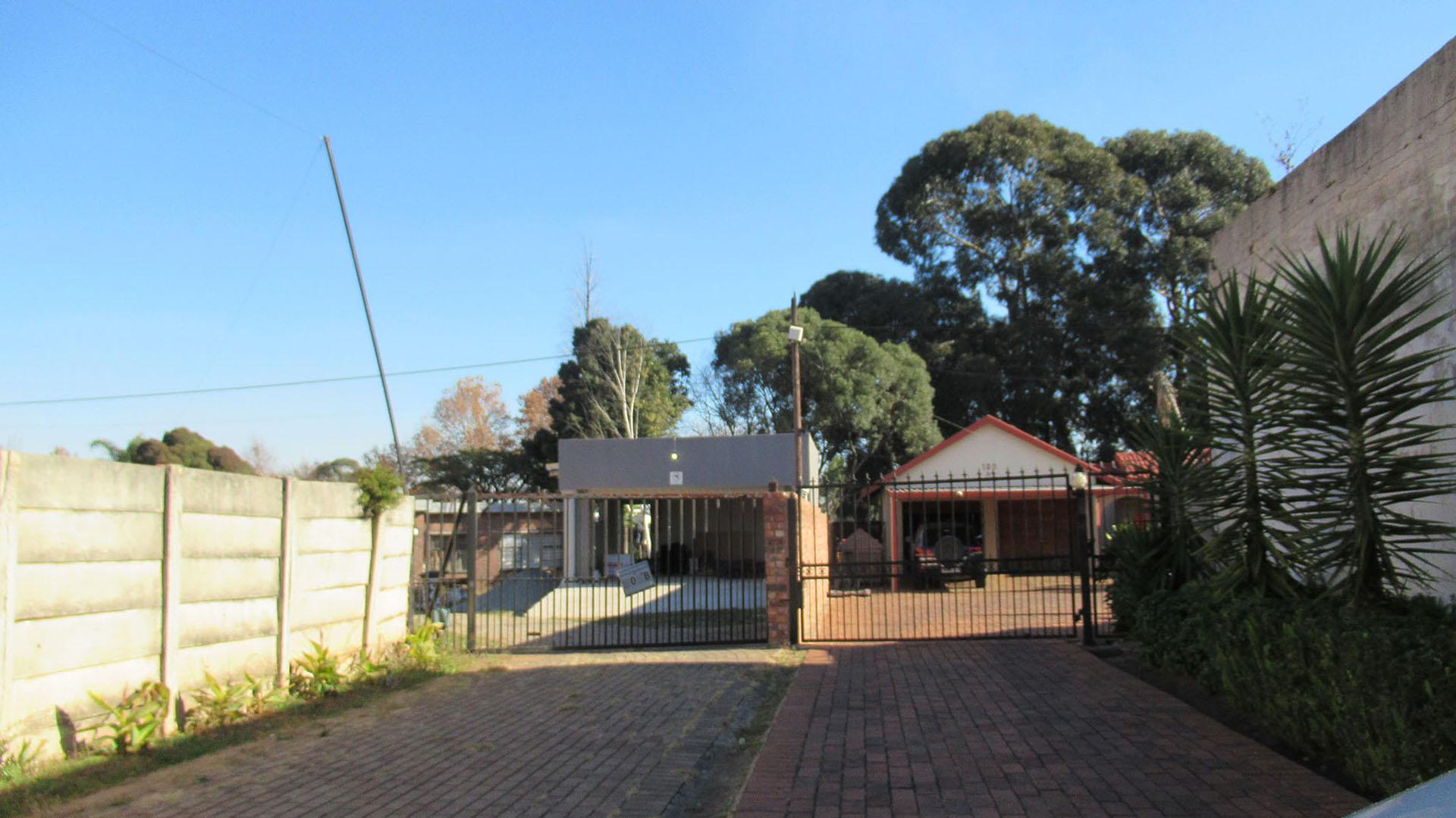 Front View of property in Helderkruin