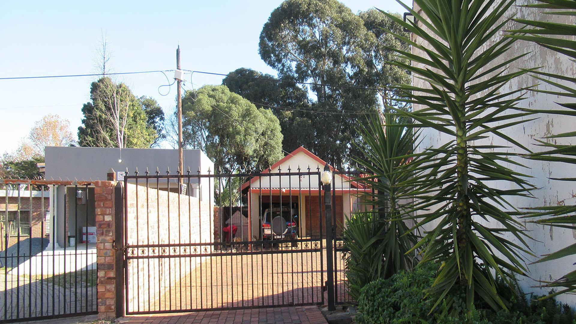 Front View of property in Helderkruin